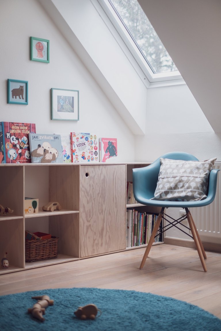 Možná je to Vítkovo první dům, možná je to hájovna na kraji lesa? Každopádně to je doupě, z&nbsp;naší oblíbené mořené překližky, s&nbsp;průhledy, bunkrem,…