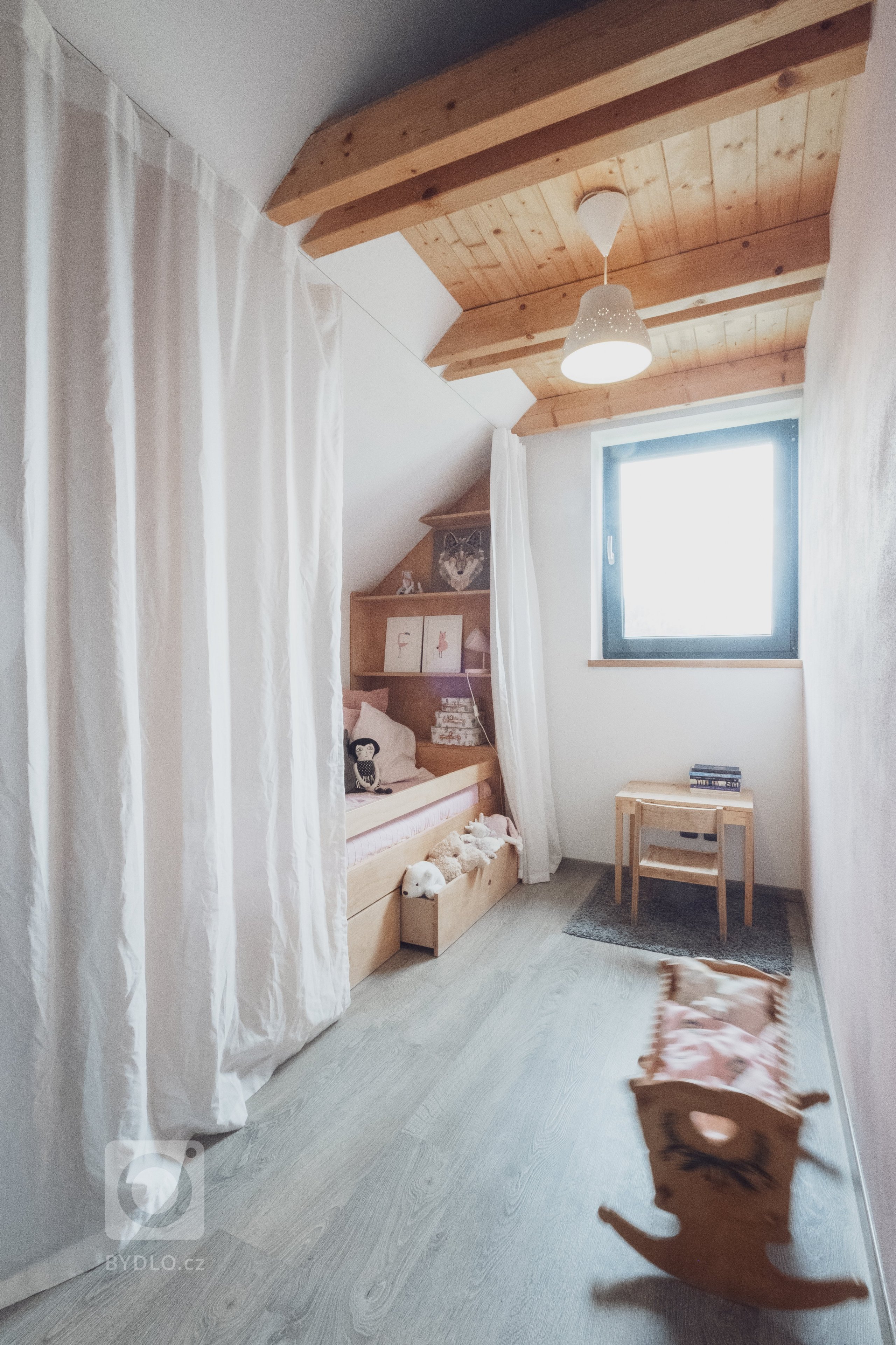 Dětský pokoj k&nbsp;prvním narozeninám malé Belly v&nbsp;podkroví novostavby rodinného domu je prostorově skromný. Úzká dispozice a zkosená šikmina střechy…
