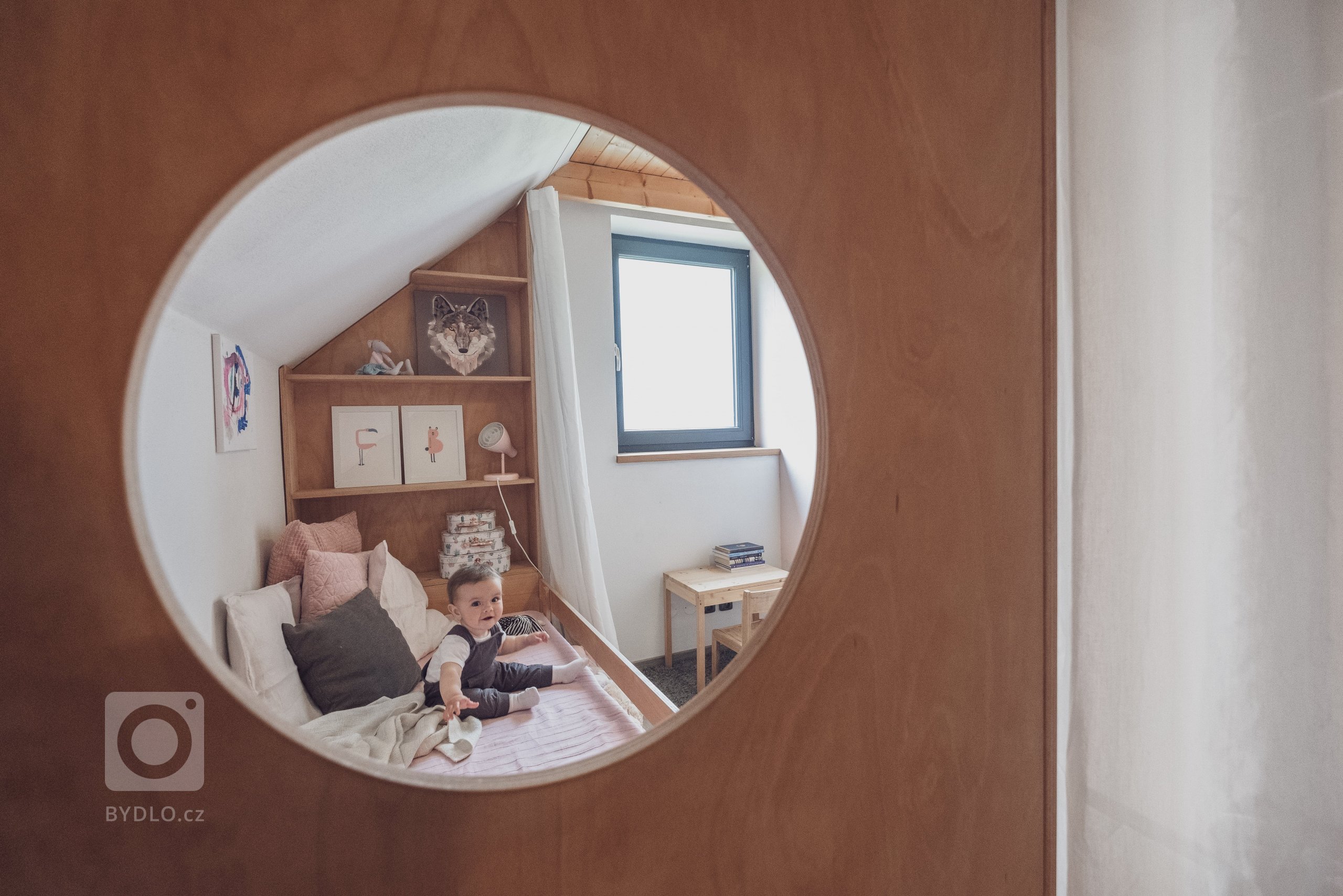 Dětský pokoj k&nbsp;prvním narozeninám malé Belly v&nbsp;podkroví novostavby rodinného domu je prostorově skromný. Úzká dispozice a zkosená šikmina střechy…
