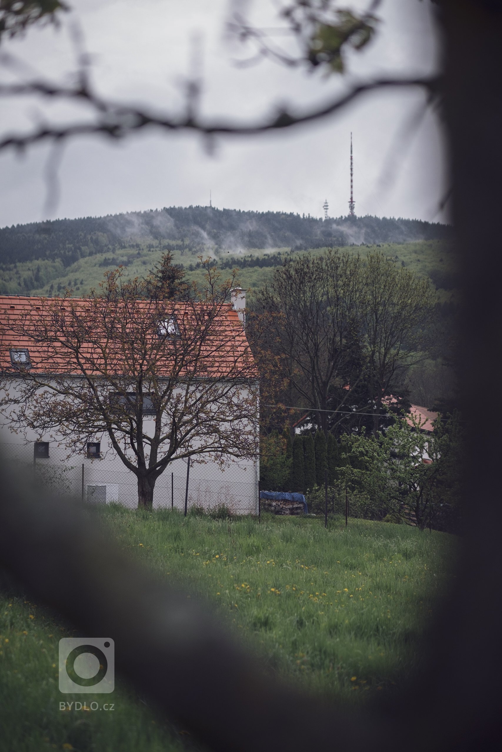 Malý, ale šikovný.

Rodinný dům pro mladou rodinu pod Kletí, je jedna z&nbsp;prvních realizací, na kterou rádi vzpomínáme. Úsporná kompozice dispozic, na…