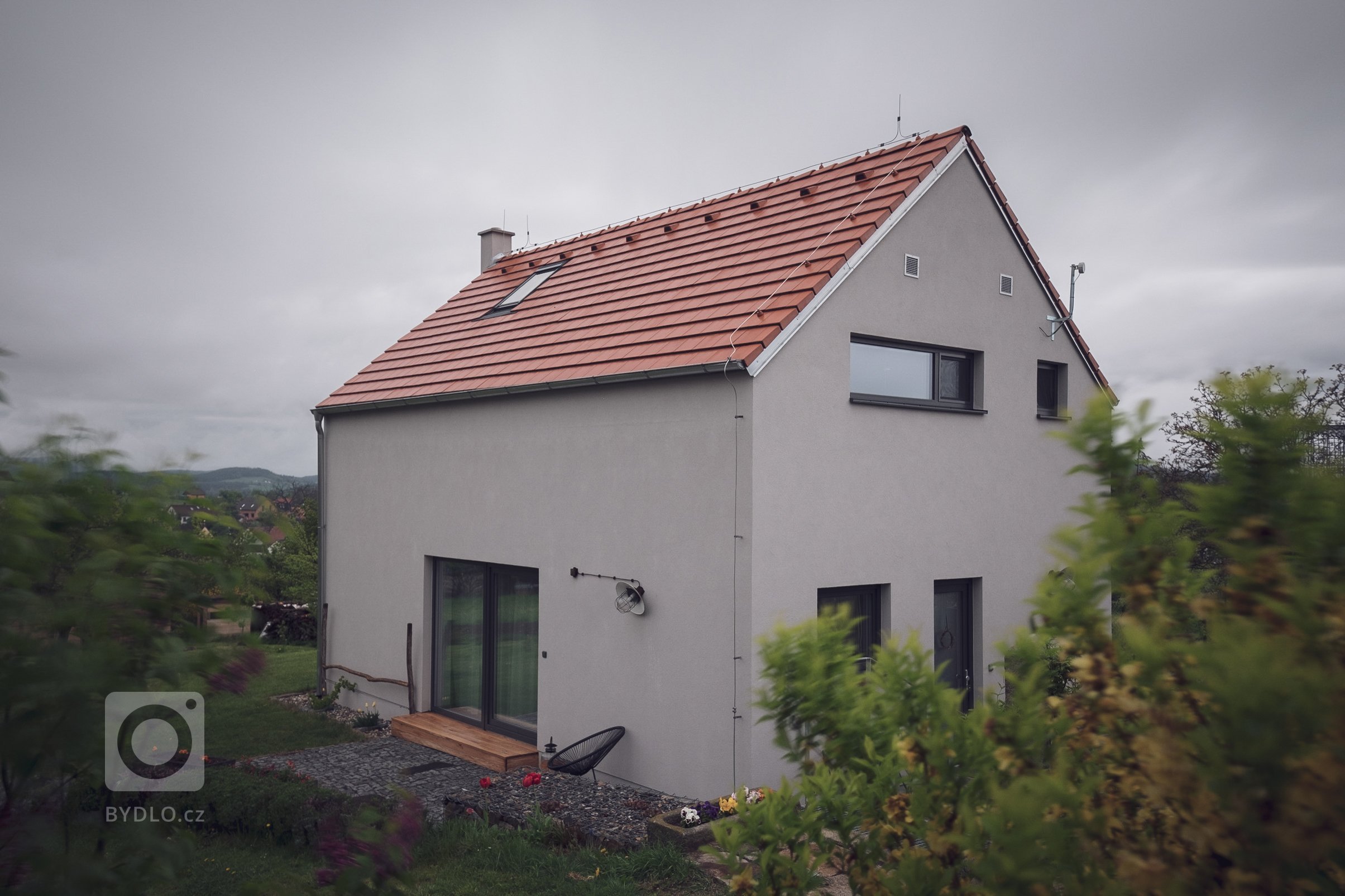 Malý, ale šikovný.

Rodinný dům pro mladou rodinu pod Kletí, je jedna z&nbsp;prvních realizací, na kterou rádi vzpomínáme. Úsporná kompozice dispozic, na…