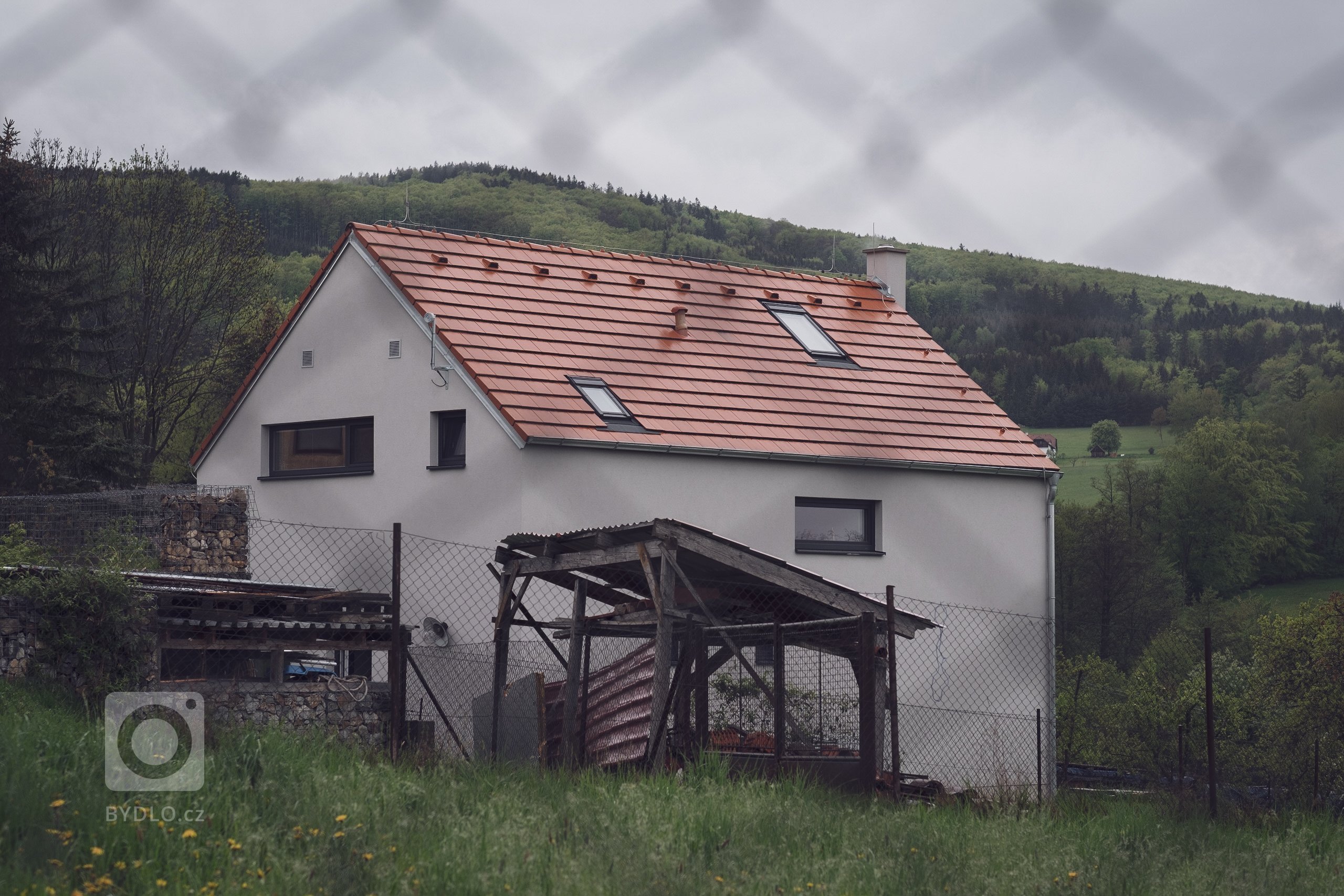 Malý, ale šikovný.

Rodinný dům pro mladou rodinu pod Kletí, je jedna z&nbsp;prvních realizací, na kterou rádi vzpomínáme. Úsporná kompozice dispozic, na…