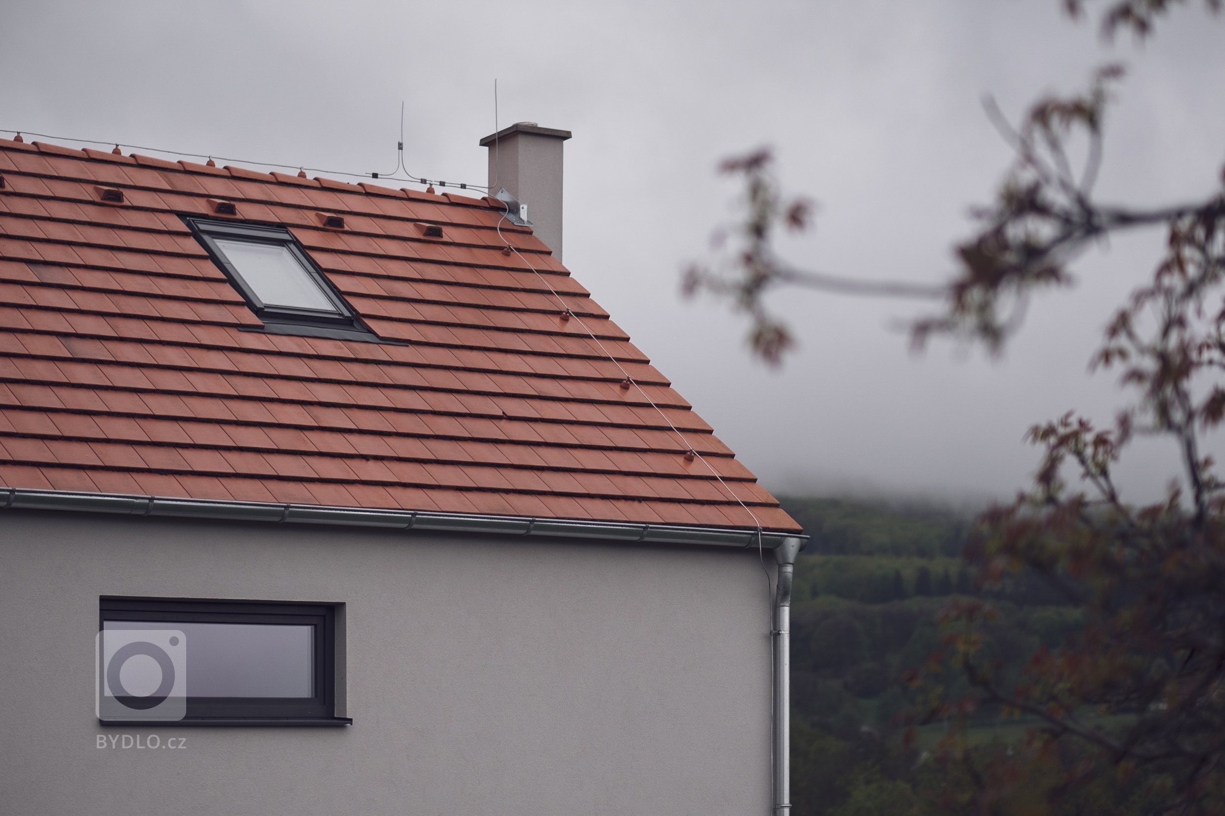 Malý, ale šikovný.

Rodinný dům pro mladou rodinu pod Kletí, je jedna z&nbsp;prvních realizací, na kterou rádi vzpomínáme. Úsporná kompozice dispozic, na…