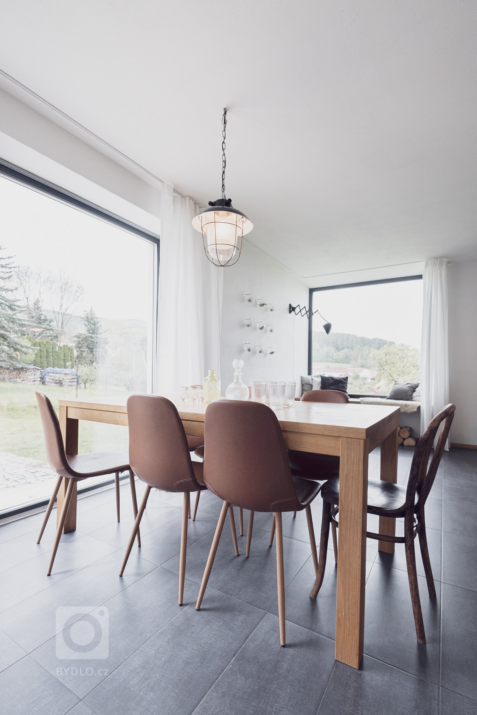 Malý, ale šikovný.

Rodinný dům pro mladou rodinu pod Kletí, je jedna z&nbsp;prvních realizací, na kterou rádi vzpomínáme. Úsporná kompozice dispozic, na…