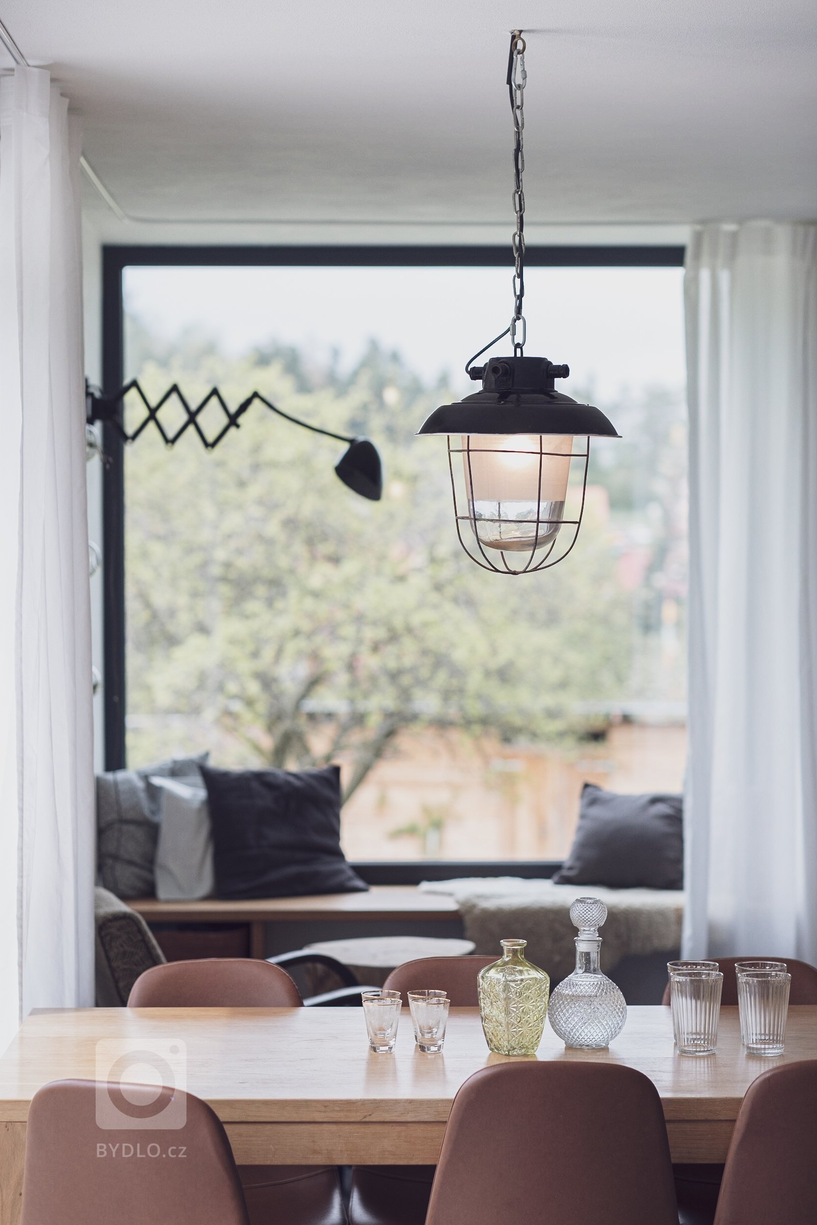 Malý, ale šikovný.

Rodinný dům pro mladou rodinu pod Kletí, je jedna z&nbsp;prvních realizací, na kterou rádi vzpomínáme. Úsporná kompozice dispozic, na…