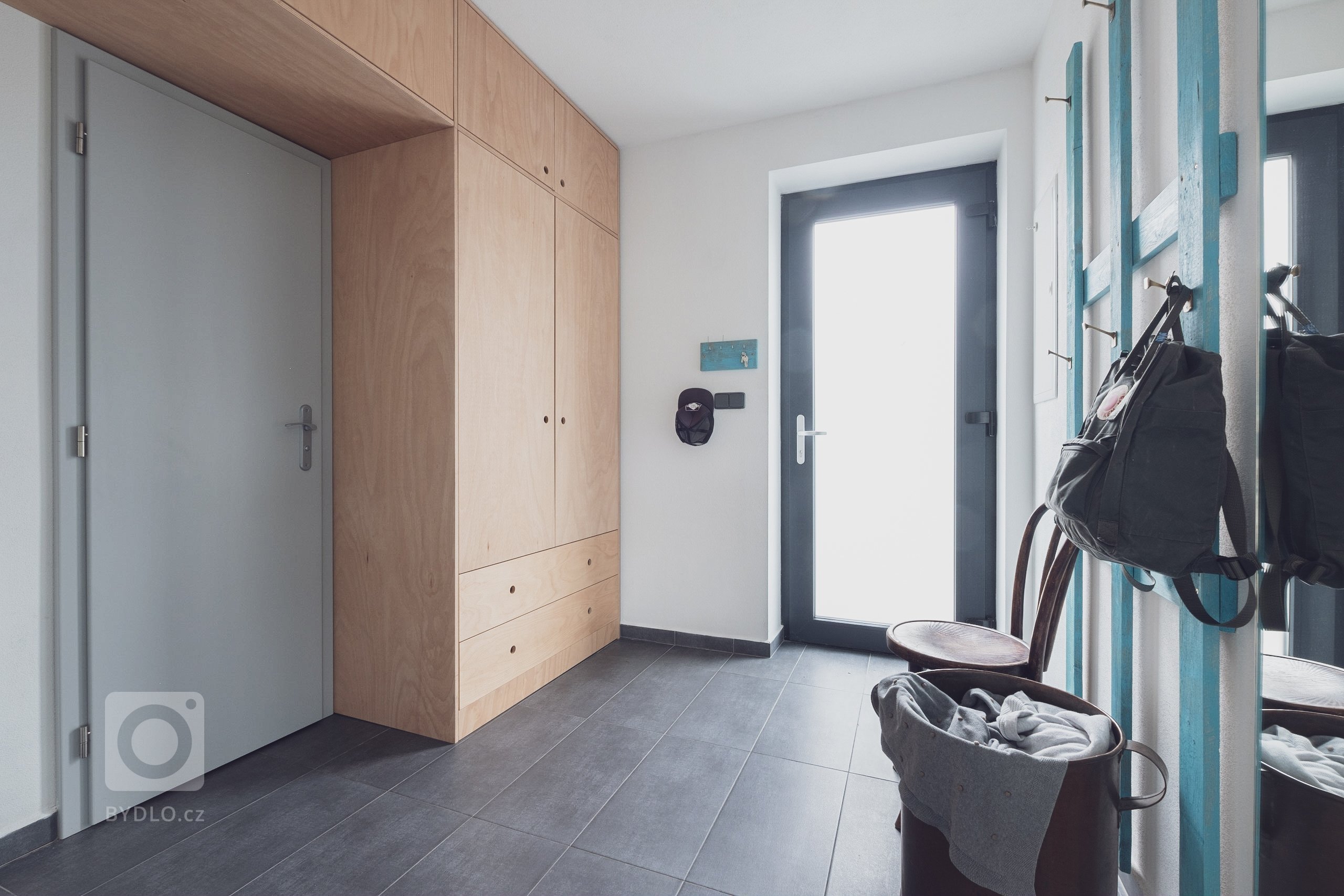 Malý, ale šikovný.

Rodinný dům pro mladou rodinu pod Kletí, je jedna z&nbsp;prvních realizací, na kterou rádi vzpomínáme. Úsporná kompozice dispozic, na…