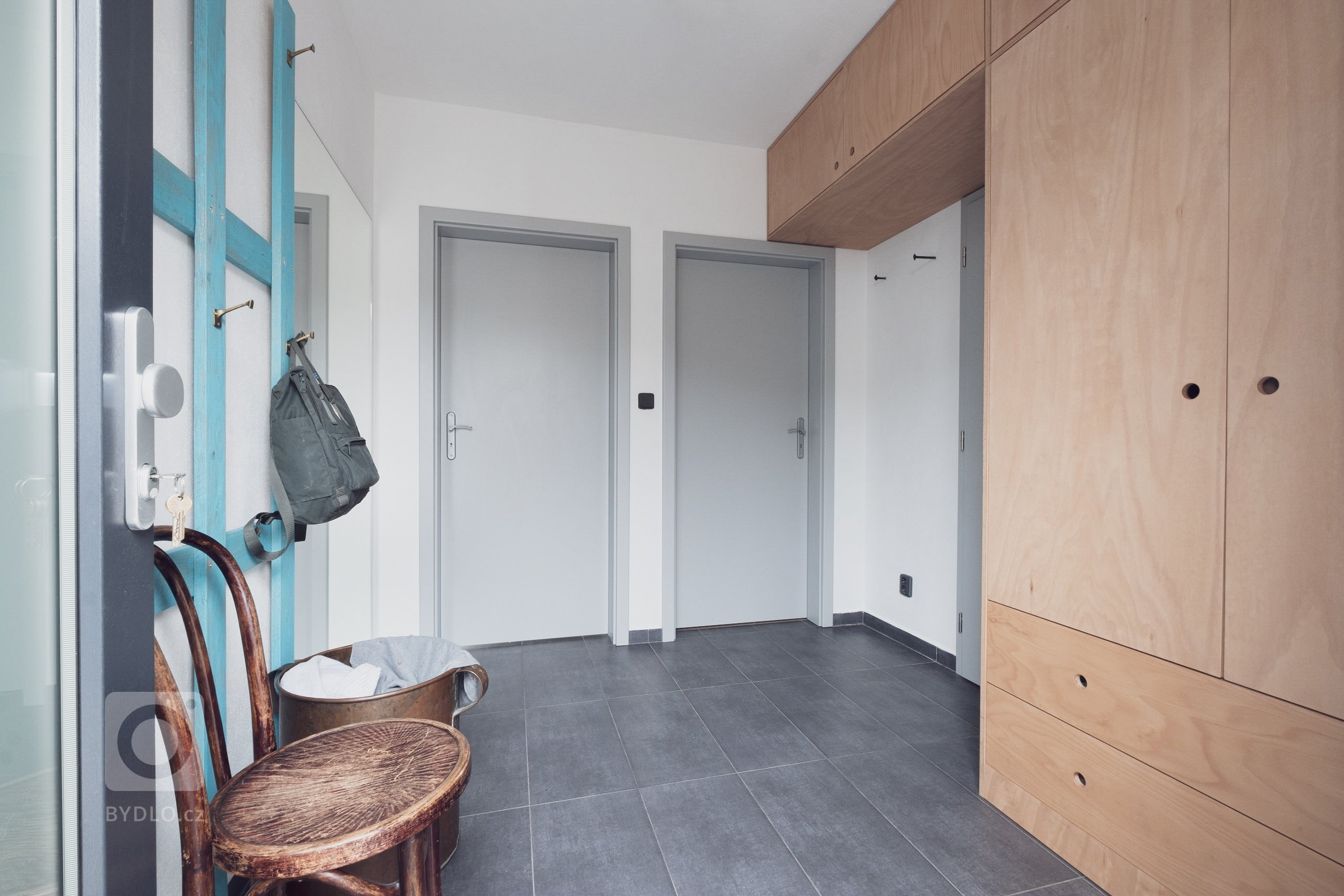 Malý, ale šikovný.

Rodinný dům pro mladou rodinu pod Kletí, je jedna z&nbsp;prvních realizací, na kterou rádi vzpomínáme. Úsporná kompozice dispozic, na…