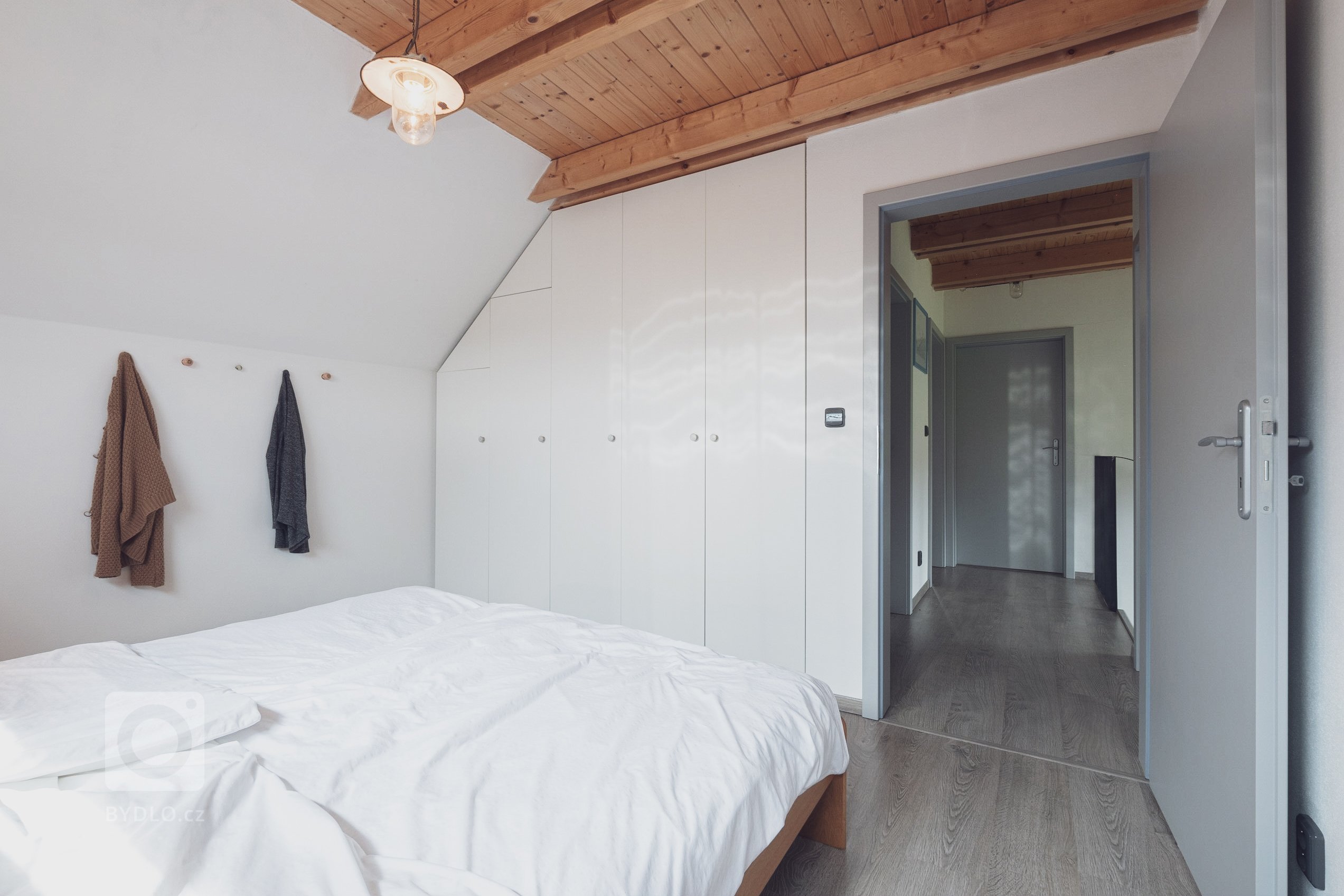 Malý, ale šikovný.

Rodinný dům pro mladou rodinu pod Kletí, je jedna z&nbsp;prvních realizací, na kterou rádi vzpomínáme. Úsporná kompozice dispozic, na…