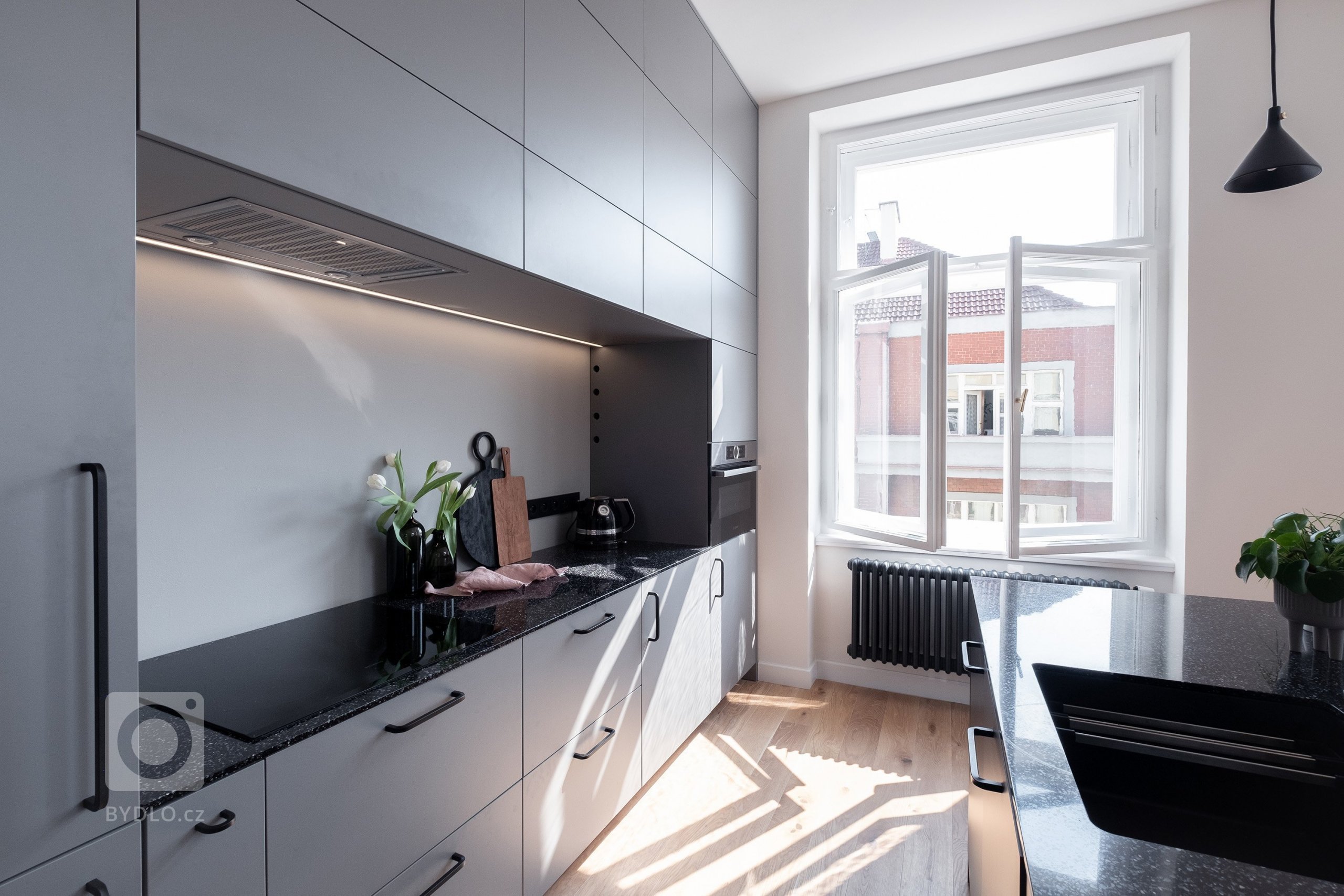 Byt ve 4. patře historického činžovního domu s&nbsp;výhledy do úzkých ulic starých Vršovic, vysoké stropy, velká špaletová okna, poctivé cihlové zdi.

…