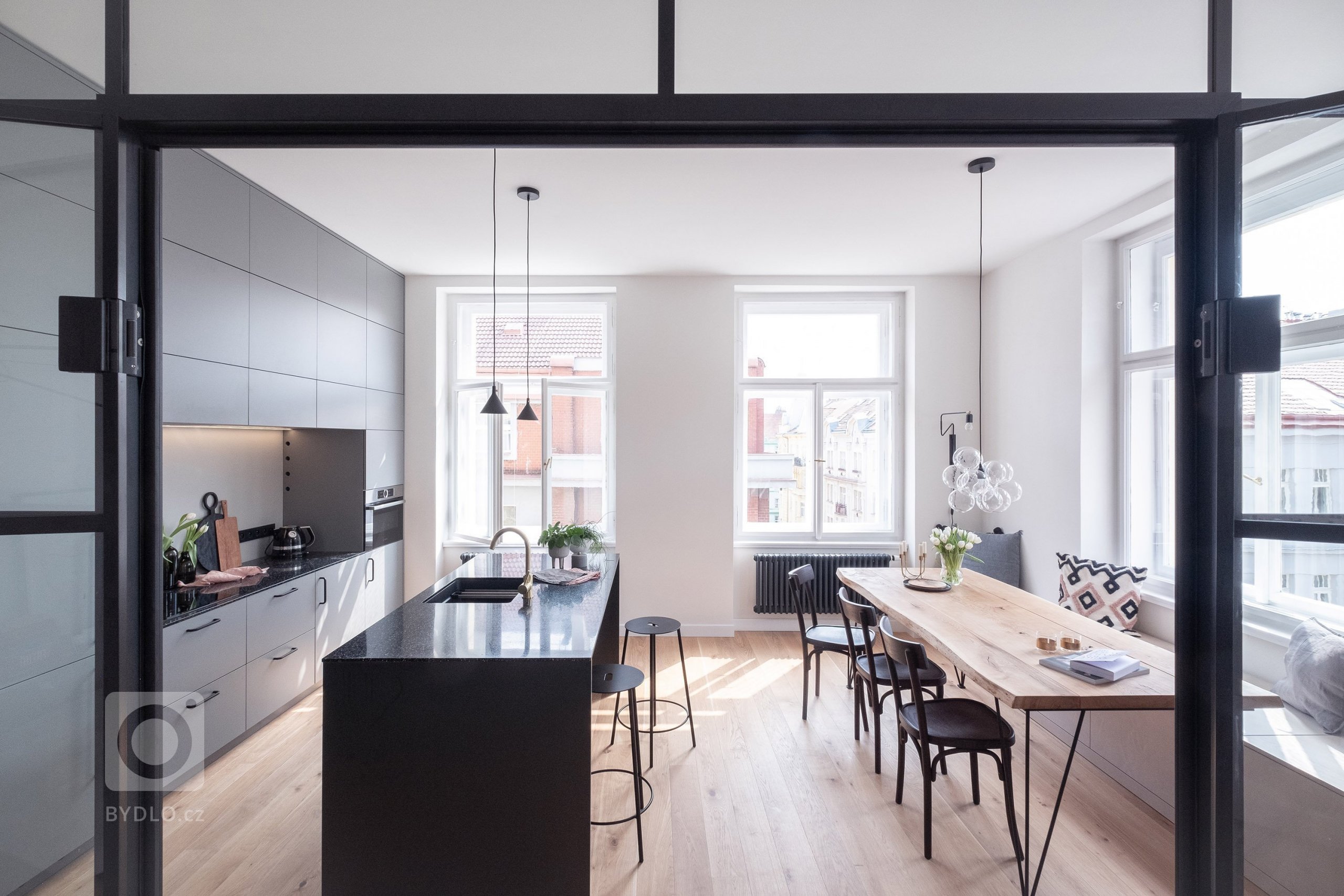 Byt ve 4. patře historického činžovního domu s&nbsp;výhledy do úzkých ulic starých Vršovic, vysoké stropy, velká špaletová okna, poctivé cihlové zdi.
…