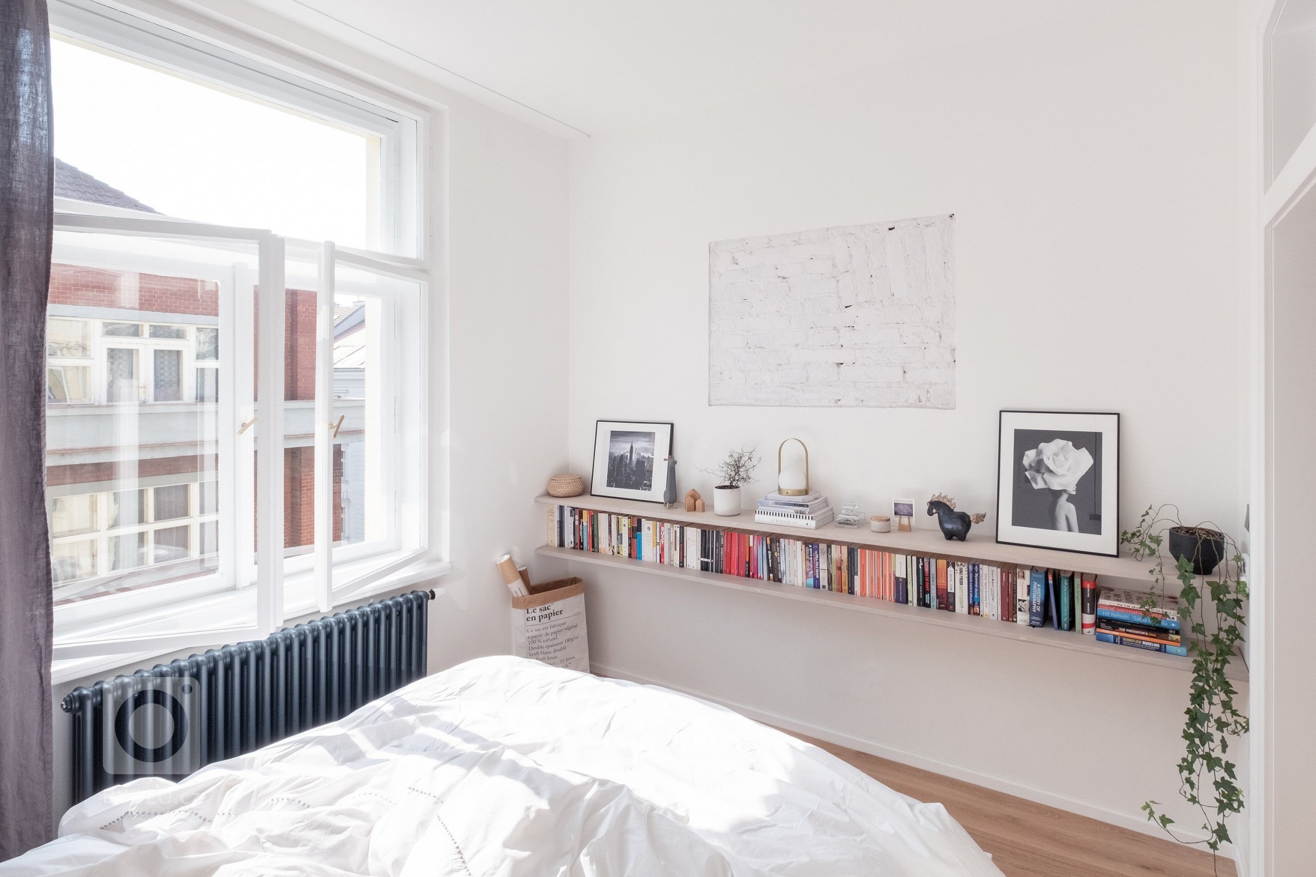 Byt ve 4. patře historického činžovního domu s&nbsp;výhledy do úzkých ulic starých Vršovic, vysoké stropy, velká špaletová okna, poctivé cihlové zdi.
…