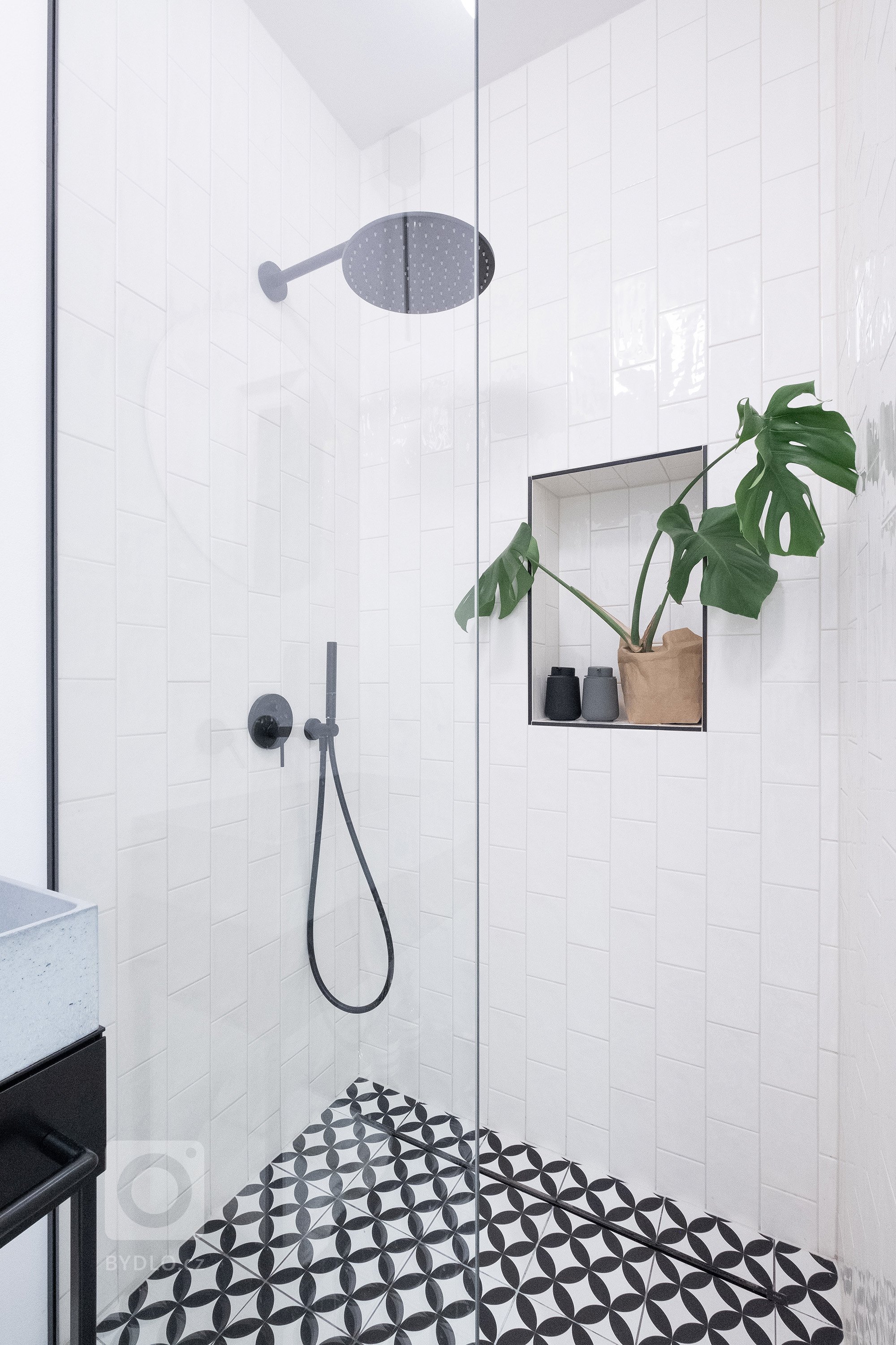 Byt ve 4. patře historického činžovního domu s&nbsp;výhledy do úzkých ulic starých Vršovic, vysoké stropy, velká špaletová okna, poctivé cihlové zdi.

…