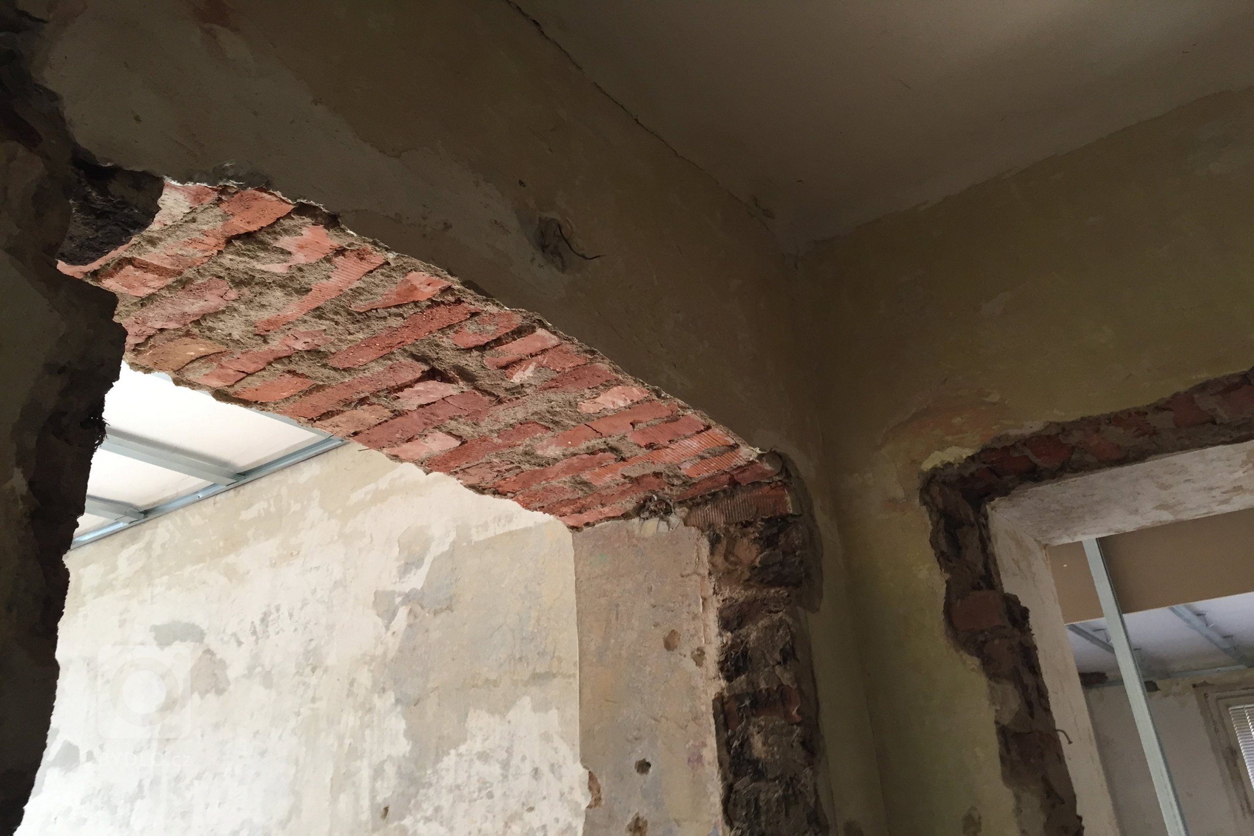 Byt ve 4. patře historického činžovního domu s&nbsp;výhledy do úzkých ulic starých Vršovic, vysoké stropy, velká špaletová okna, poctivé cihlové zdi.
…