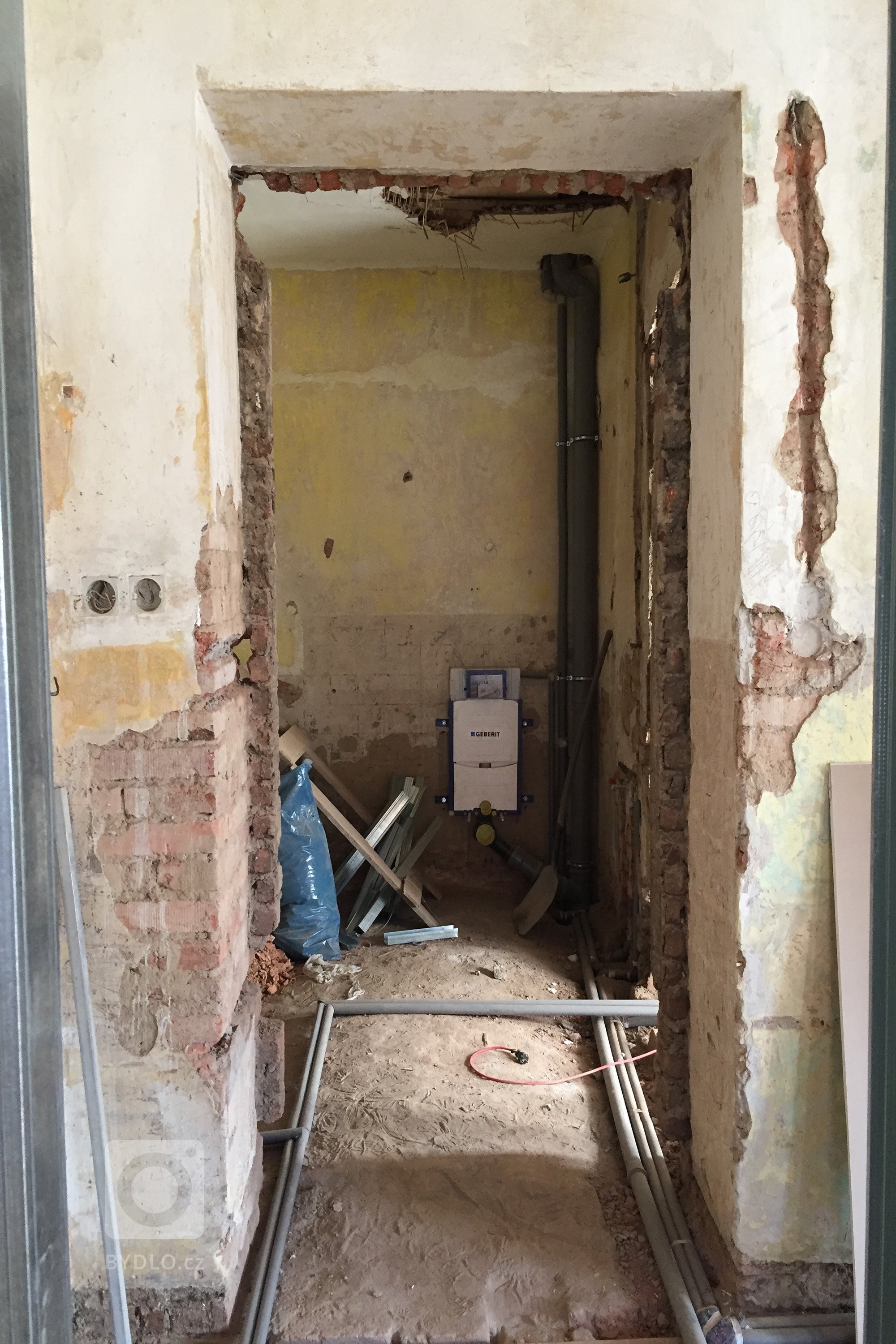 Byt ve 4. patře historického činžovního domu s&nbsp;výhledy do úzkých ulic starých Vršovic, vysoké stropy, velká špaletová okna, poctivé cihlové zdi.

…