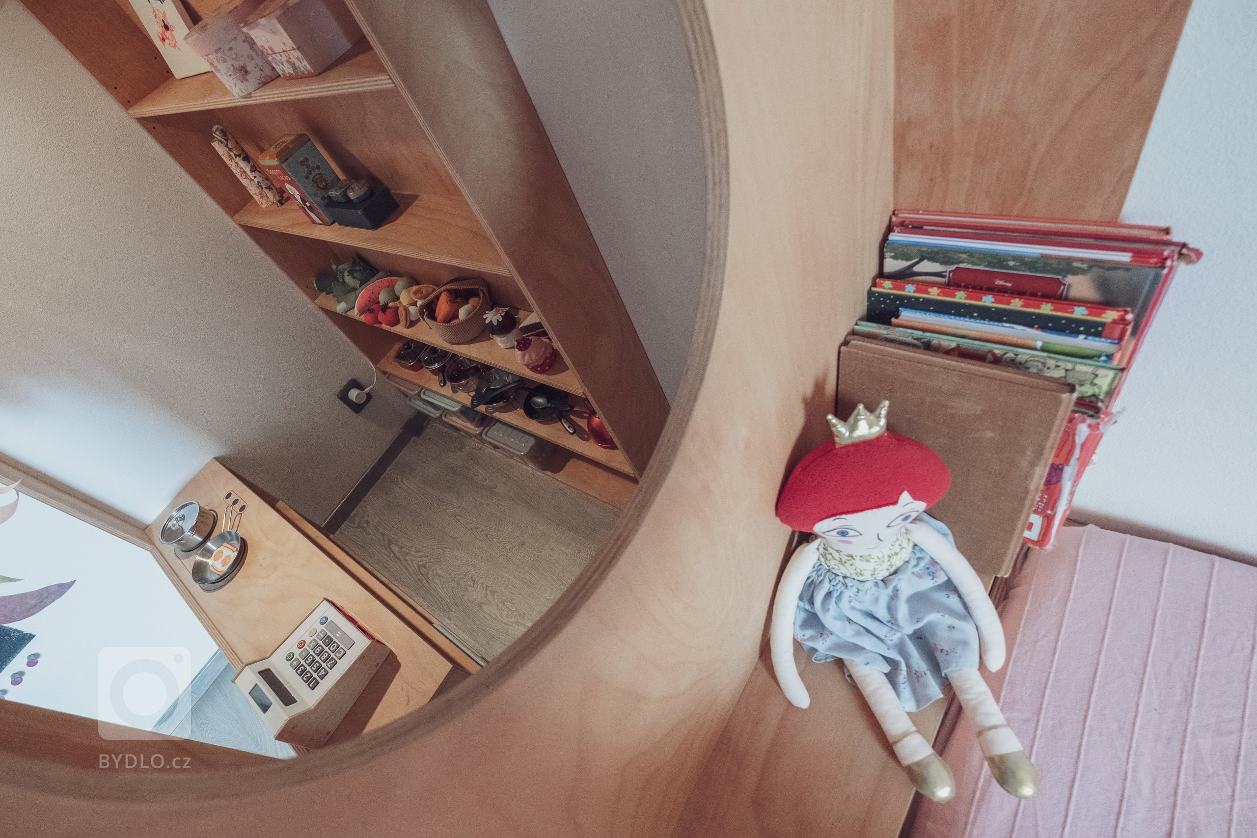 Dětský pokoj k&nbsp;prvním narozeninám malé Belly v&nbsp;podkroví novostavby rodinného domu je prostorově skromný. Úzká dispozice a zkosená šikmina střechy…