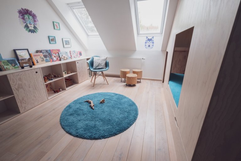 Možná je to Vítkovo první dům, možná je to hájovna na kraji lesa? Každopádně to je doupě, z&nbsp;naší oblíbené mořené překližky, s&nbsp;průhledy, bunkrem,…