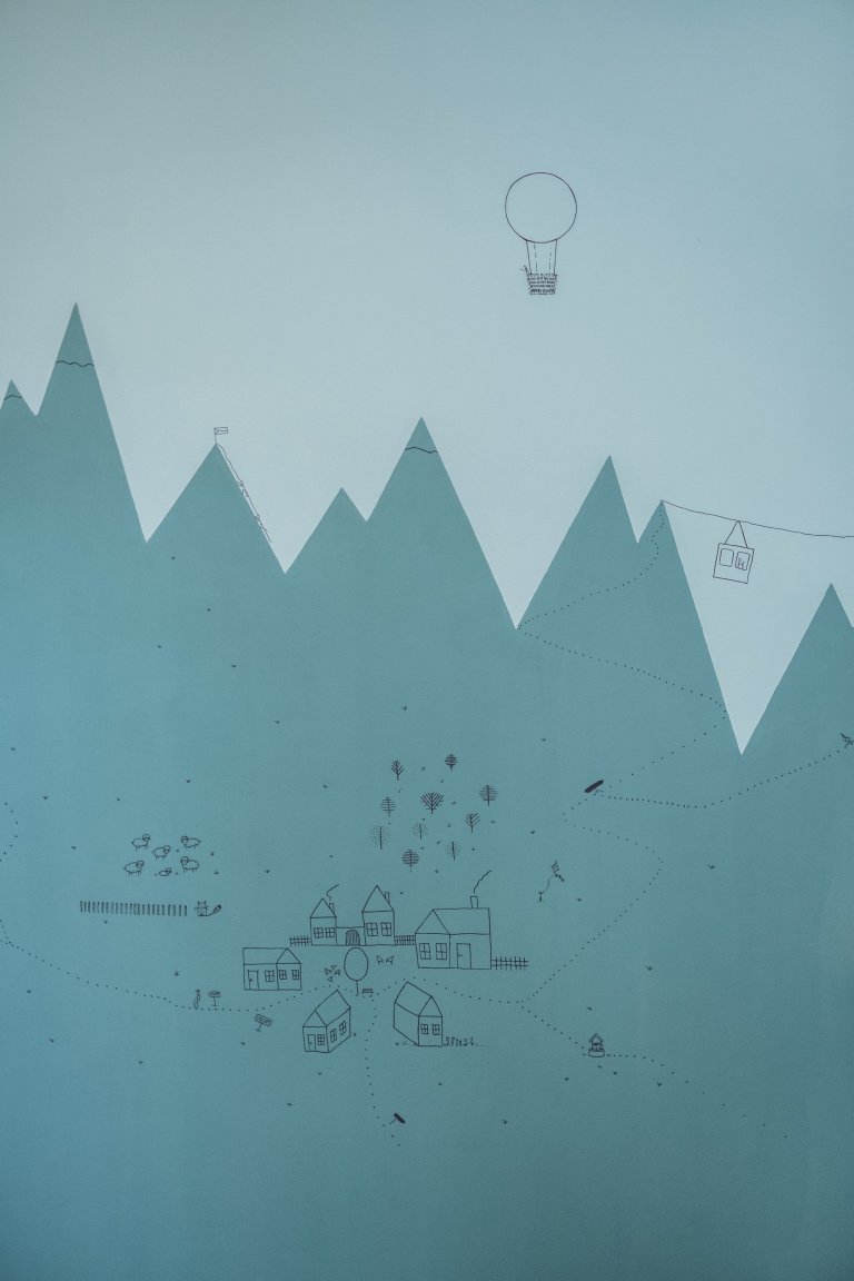 Možná je to Vítkovo první dům, možná je to hájovna na kraji lesa? Každopádně to je doupě, z&nbsp;naší oblíbené mořené překližky, s&nbsp;průhledy, bunkrem,…