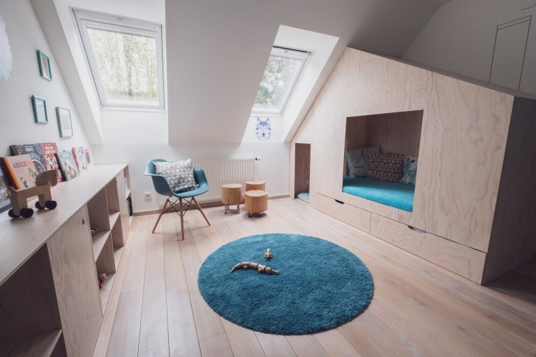 Možná je to Vítkovo první dům, možná je to hájovna na kraji lesa? Každopádně to je doupě, z&nbsp;naší oblíbené mořené překližky, s&nbsp;průhledy, bunkrem,…