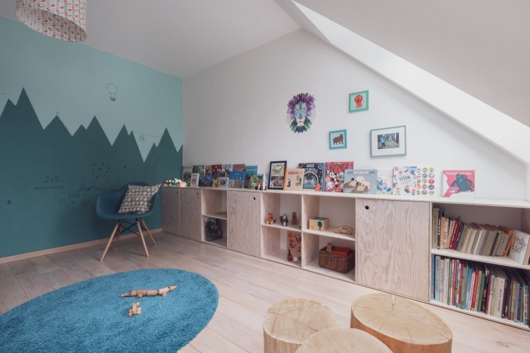 Možná je to Vítkovo první dům, možná je to hájovna na kraji lesa? Každopádně to je doupě, z&nbsp;naší oblíbené mořené překližky, s&nbsp;průhledy, bunkrem,…