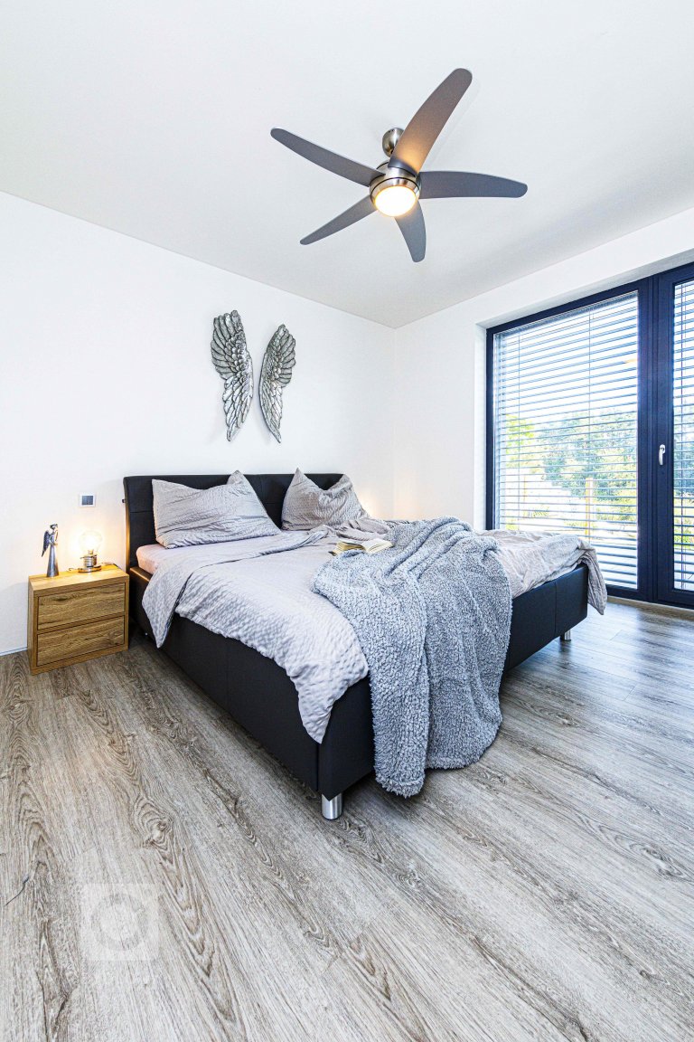 add picture to album