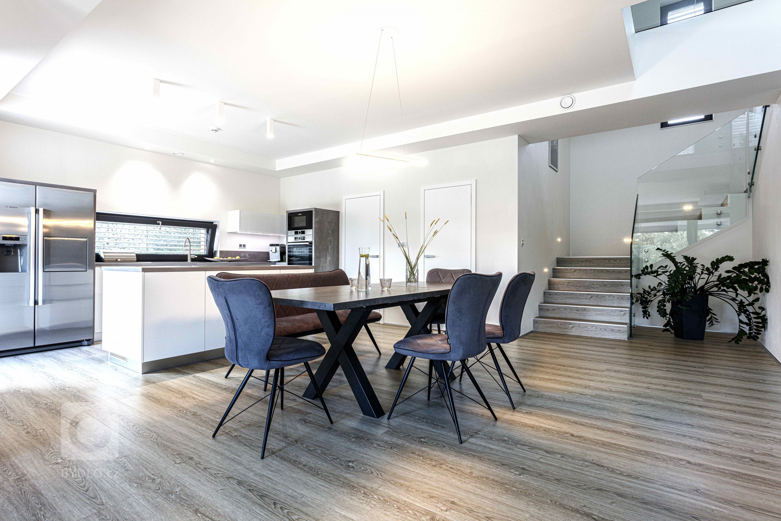 Pasivní Vila dům v Podolance je výsledkem&nbsp;dlouhodobé a pečlivé spolupráce&nbsp;náročného investora a našeho ateliéru. Výsledkem je&nbsp;maximálně…