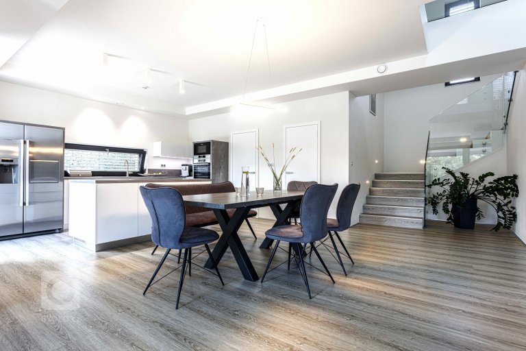 add picture to album