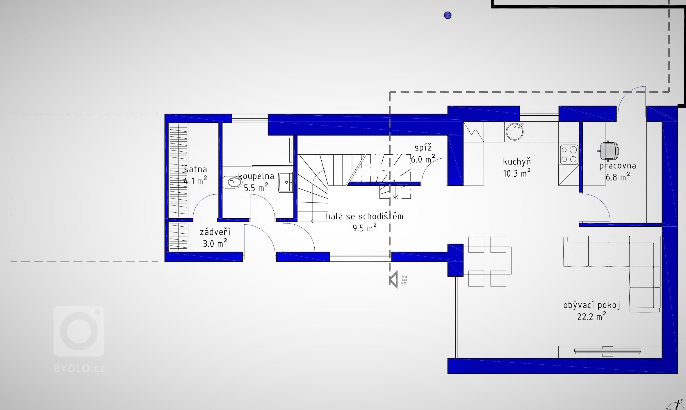Návrh nové dispozice stávajícího 100 let starého domu se staro-novou přístavbou.
