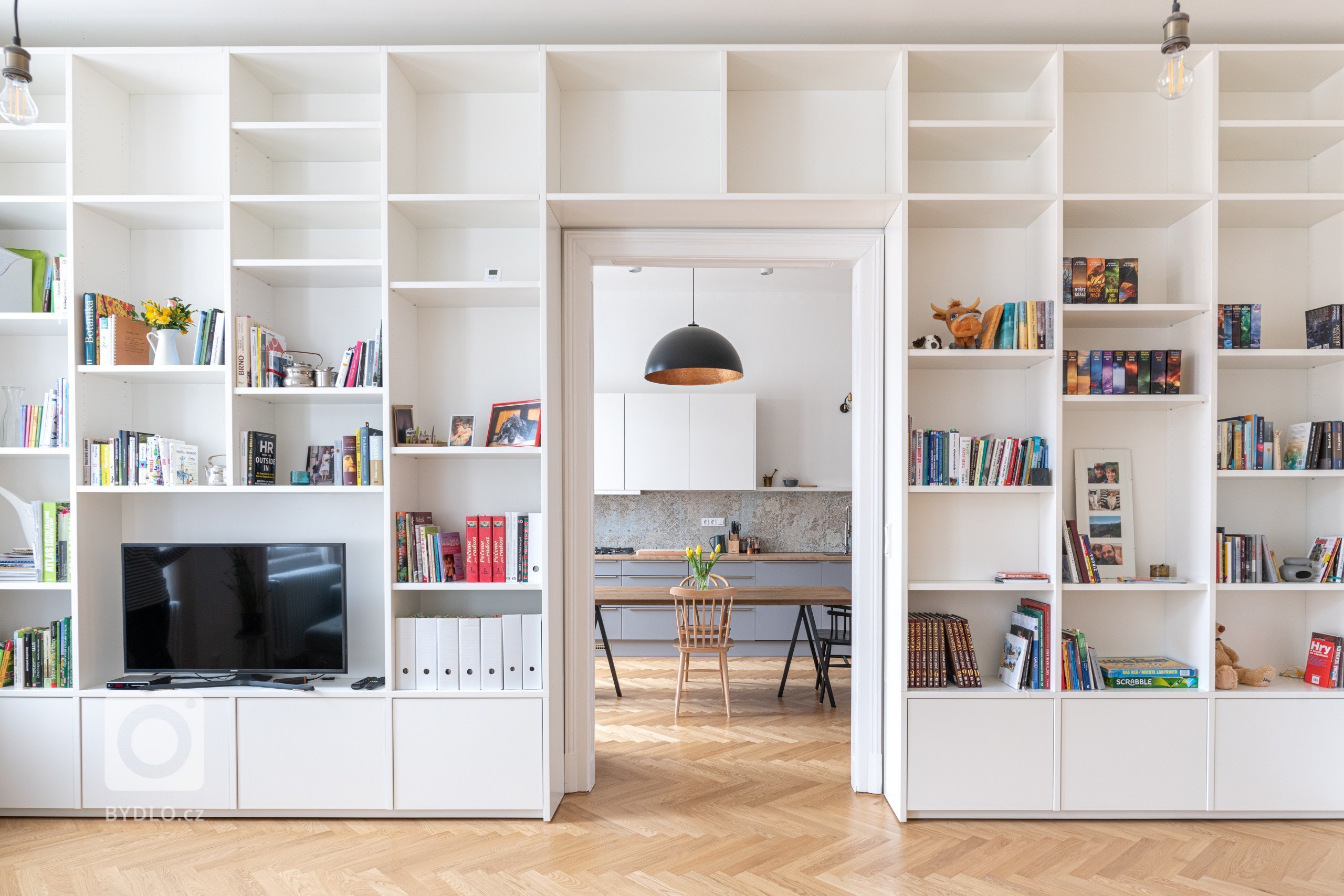 Pohled z obývacího pokoje přes knihovnu do kuchyně