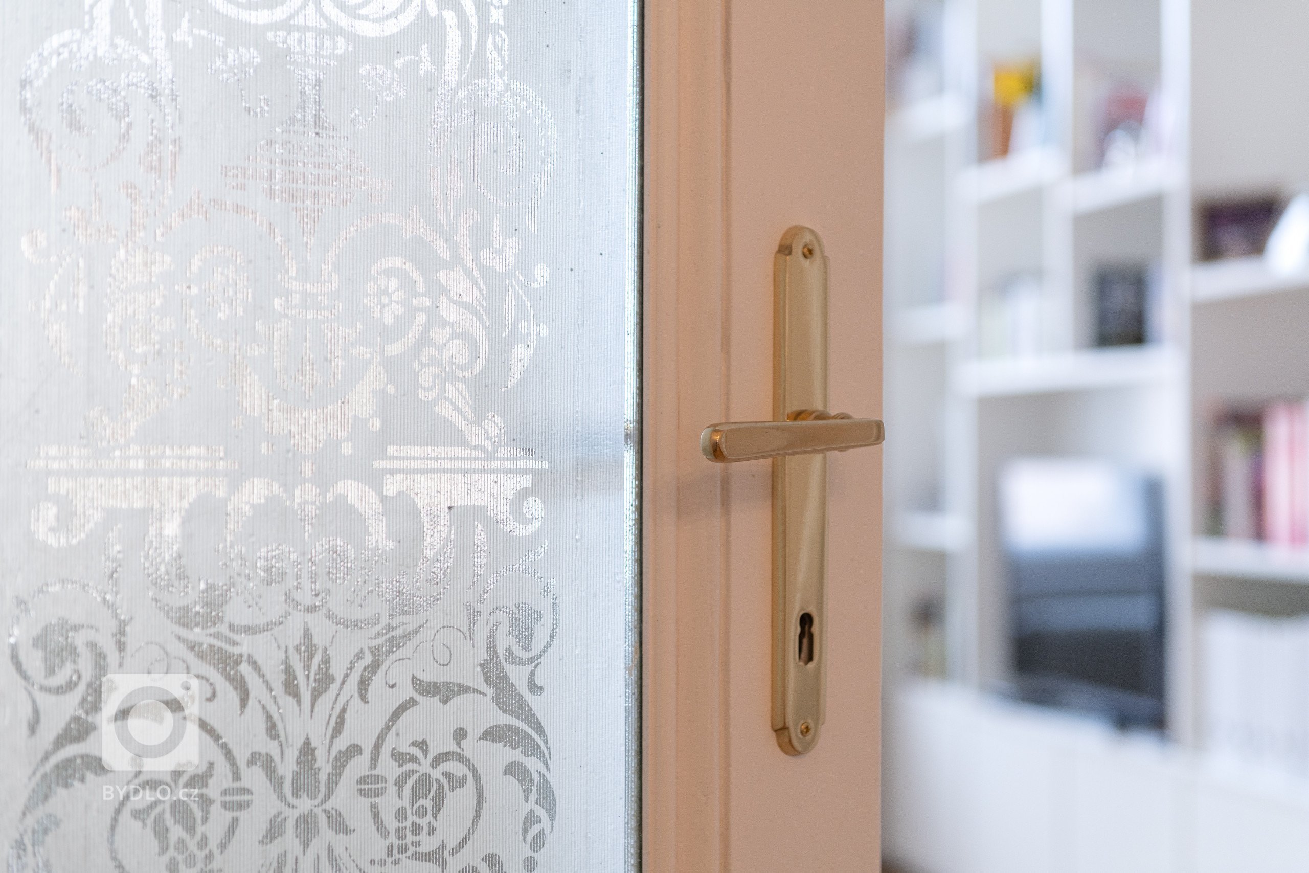 detail původního skla s mosaznou klikou