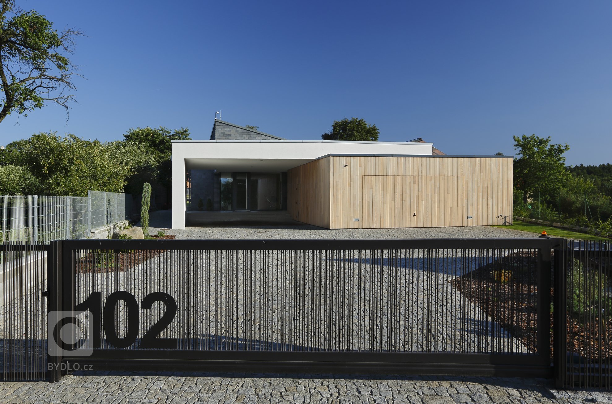 Osada Svatbín&hellip; krásné klidné místo, domy ukryté v zeleni starých zahrad. Dnes tady žije pár desítek obyvatel, je tu blízko do přírody a kousek do Prahy.…