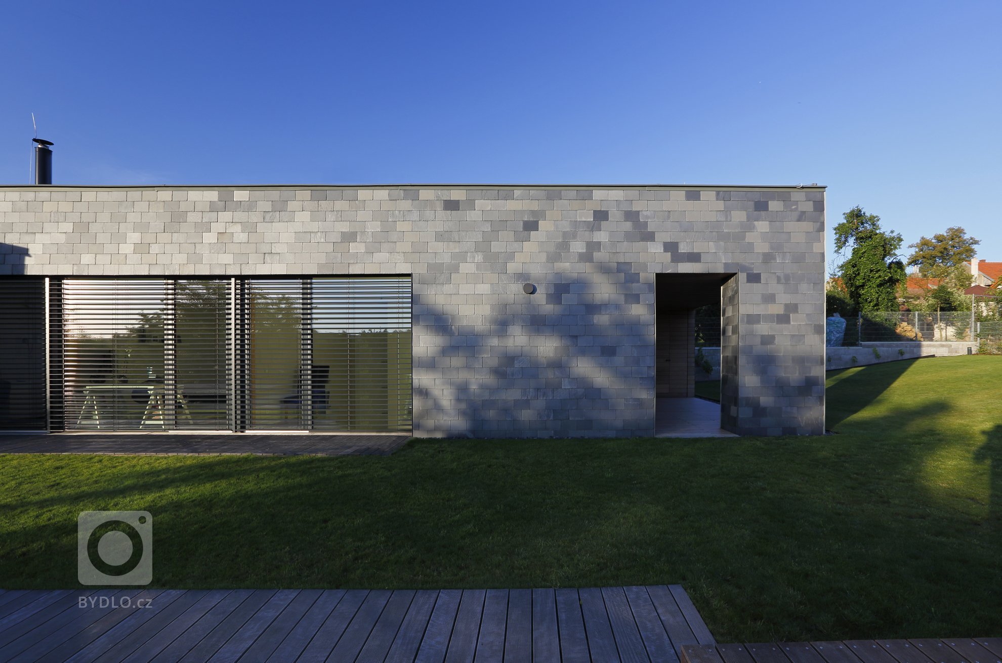 Osada Svatbín&hellip; krásné klidné místo, domy ukryté v zeleni starých zahrad. Dnes tady žije pár desítek obyvatel, je tu blízko do přírody a kousek do Prahy.…