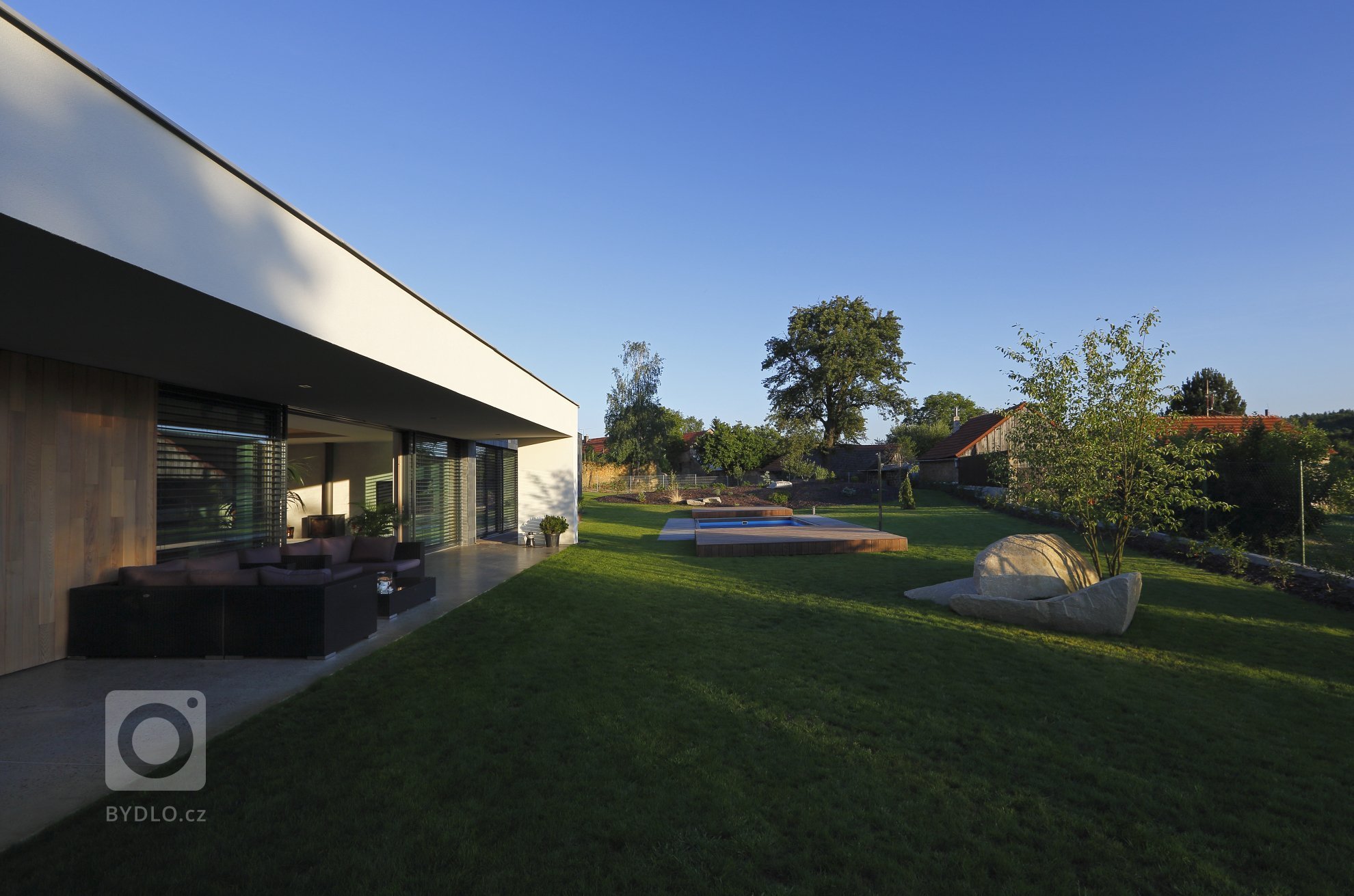 Osada Svatbín&hellip; krásné klidné místo, domy ukryté v zeleni starých zahrad. Dnes tady žije pár desítek obyvatel, je tu blízko do přírody a kousek do Prahy.…