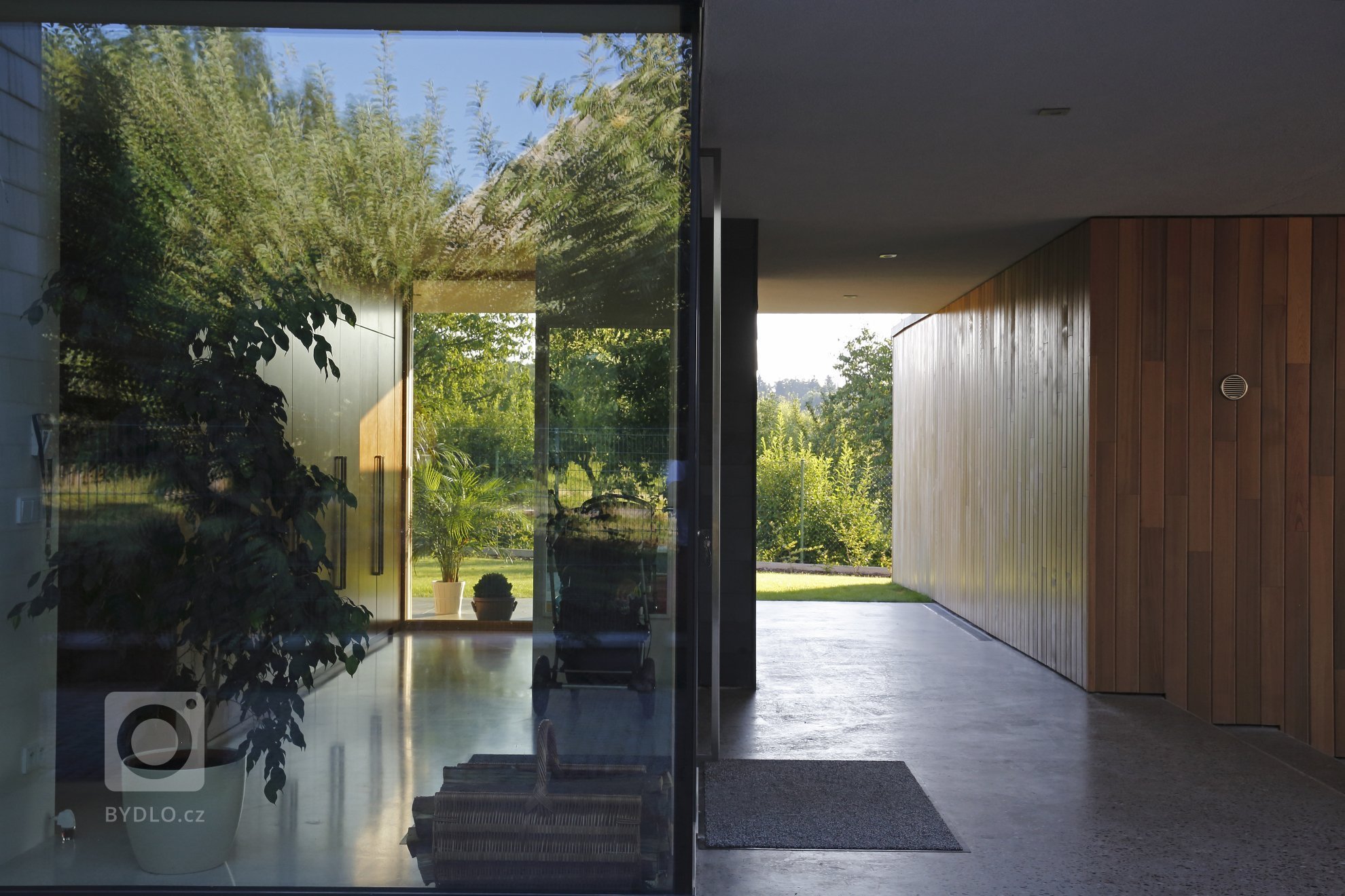 Osada Svatbín&hellip; krásné klidné místo, domy ukryté v zeleni starých zahrad. Dnes tady žije pár desítek obyvatel, je tu blízko do přírody a kousek do Prahy.…