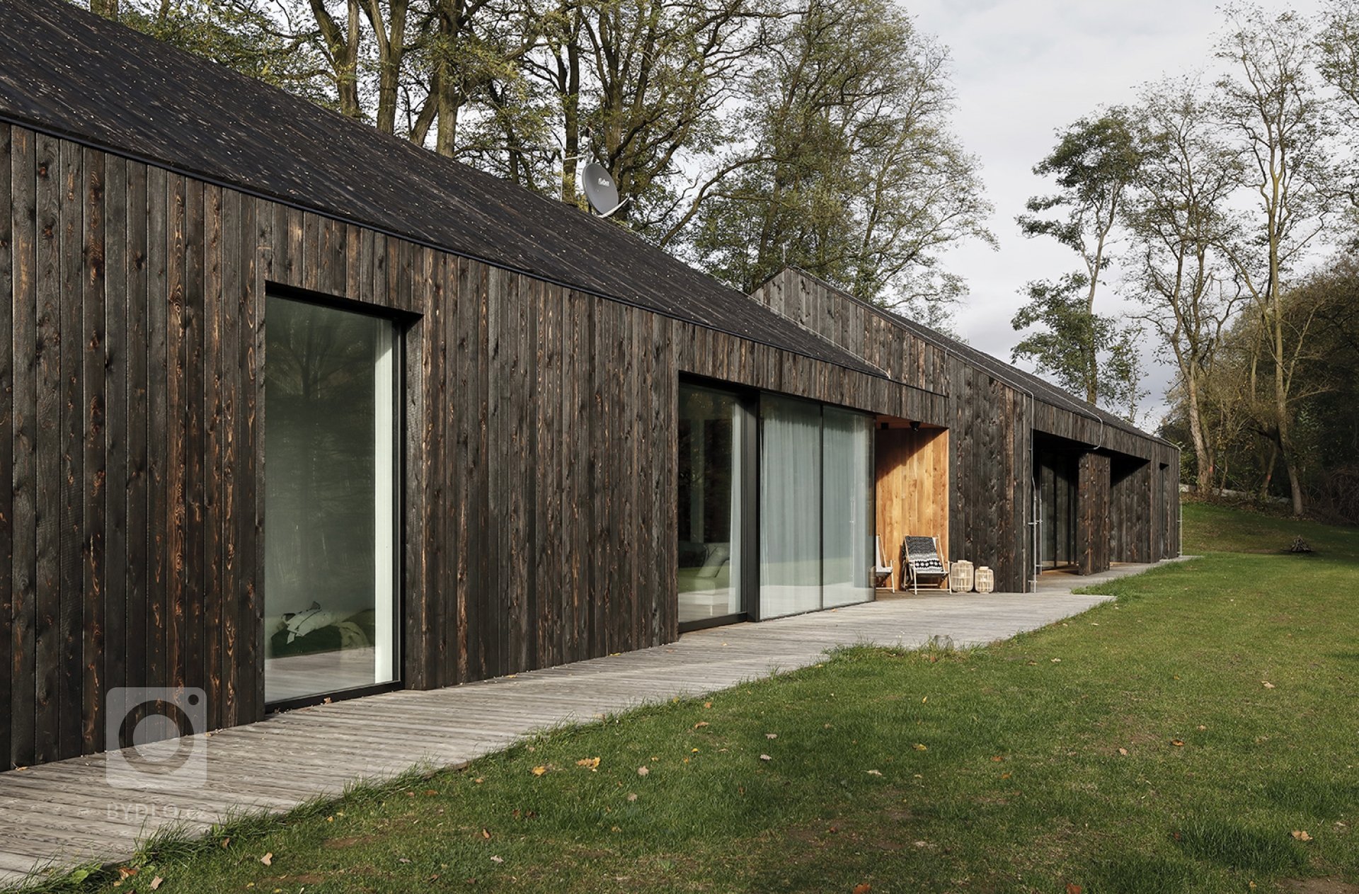 Dům v Neveklově pracuje se základním, archetypálním tvaroslovím rodinného domu se sedlovou střechou. Kompozičně jde o dvě budovy se stejným sklonem střechy a…