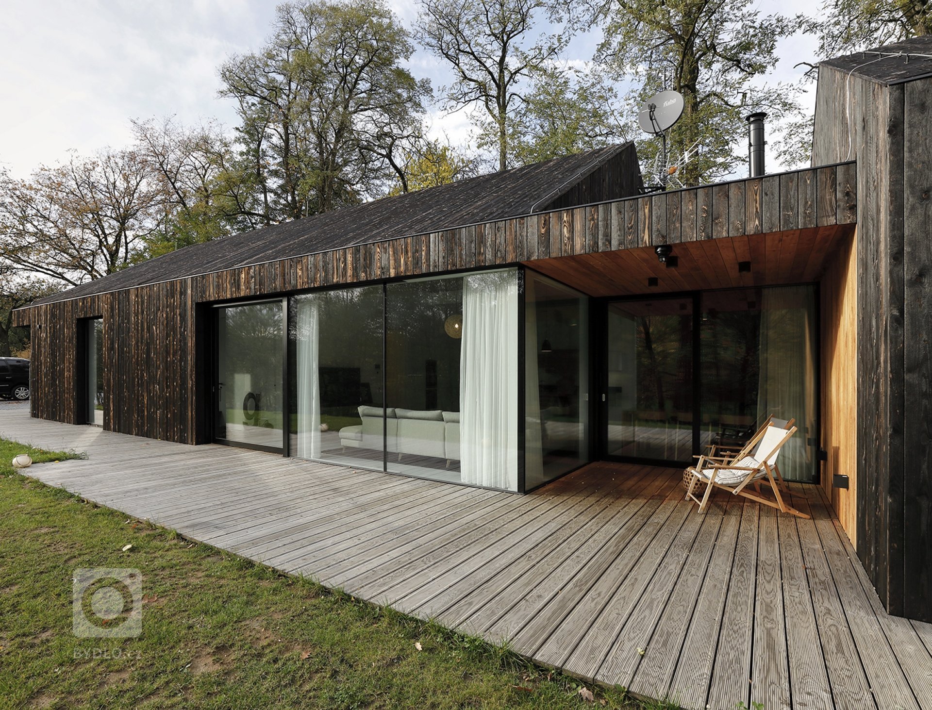 Dům v Neveklově pracuje se základním, archetypálním tvaroslovím rodinného domu se sedlovou střechou. Kompozičně jde o dvě budovy se stejným sklonem střechy a…