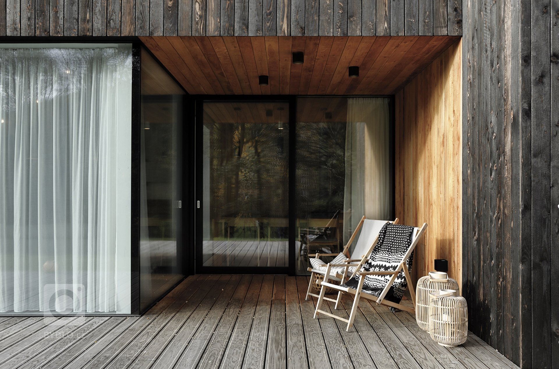 Dům v Neveklově pracuje se základním, archetypálním tvaroslovím rodinného domu se sedlovou střechou. Kompozičně jde o dvě budovy se stejným sklonem střechy a…