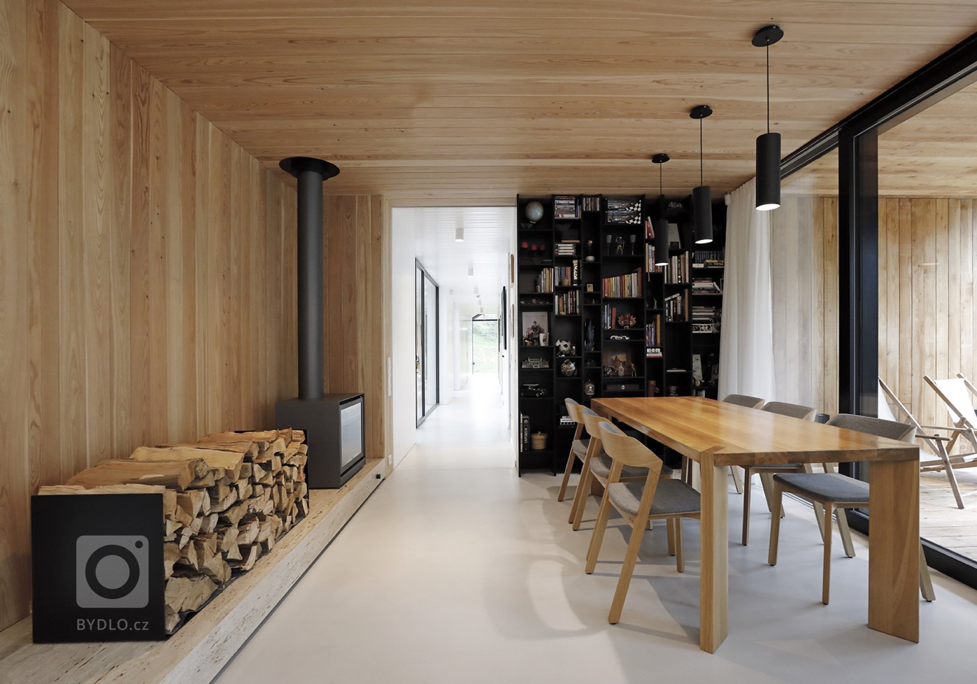 Dům v Neveklově pracuje se základním, archetypálním tvaroslovím rodinného domu se sedlovou střechou. Kompozičně jde o dvě budovy se stejným sklonem střechy a…