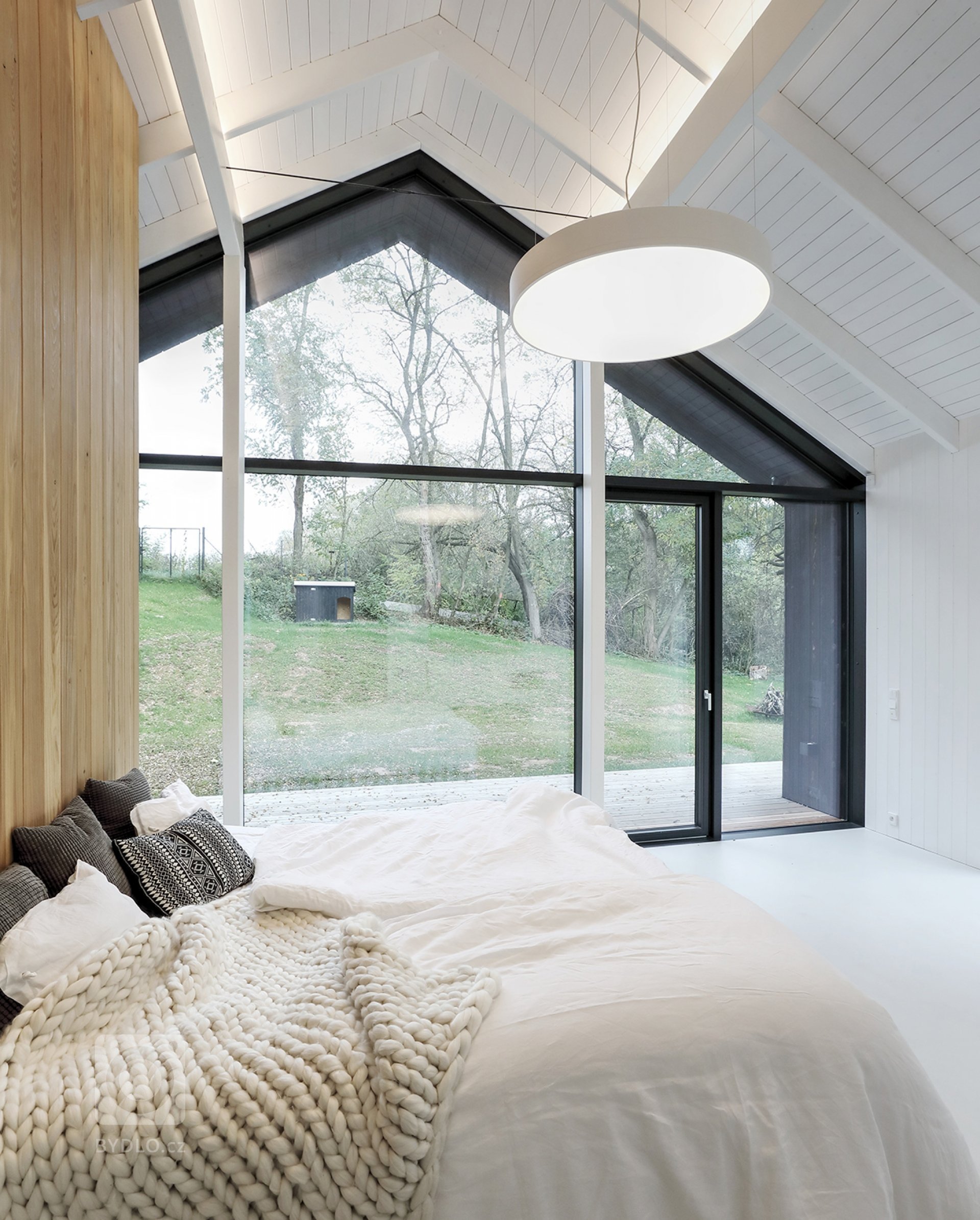 Dům v Neveklově pracuje se základním, archetypálním tvaroslovím rodinného domu se sedlovou střechou. Kompozičně jde o dvě budovy se stejným sklonem střechy a…