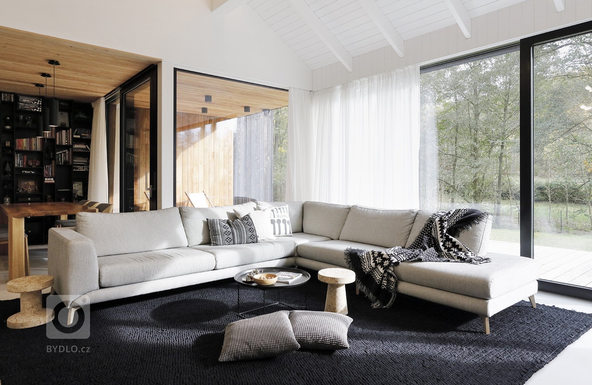 Dům v Neveklově pracuje se základním, archetypálním tvaroslovím rodinného domu se sedlovou střechou. Kompozičně jde o dvě budovy se stejným sklonem střechy a…