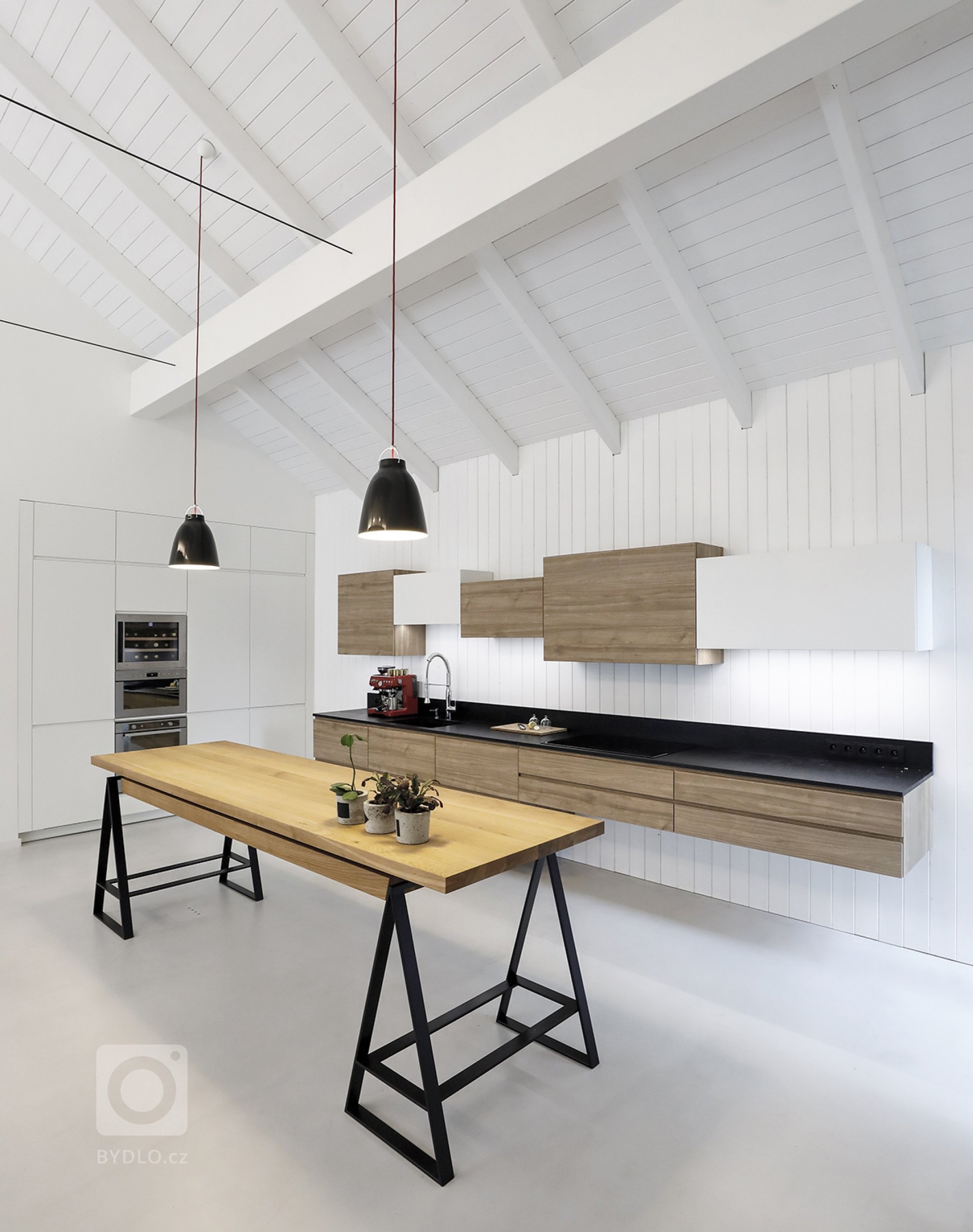 Dům v Neveklově pracuje se základním, archetypálním tvaroslovím rodinného domu se sedlovou střechou. Kompozičně jde o dvě budovy se stejným sklonem střechy a…