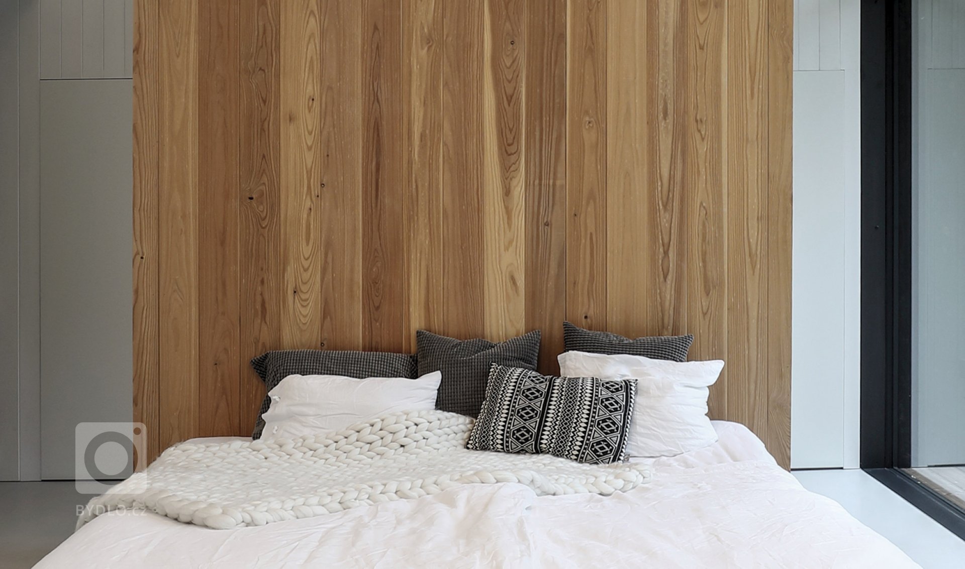 Dům v Neveklově pracuje se základním, archetypálním tvaroslovím rodinného domu se sedlovou střechou. Kompozičně jde o dvě budovy se stejným sklonem střechy a…