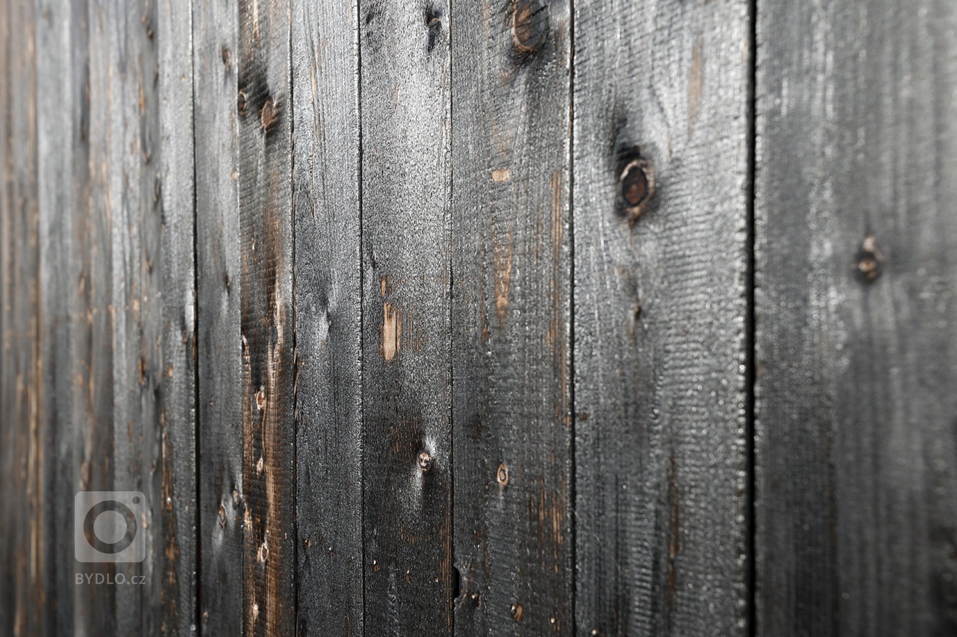 Dům v Neveklově pracuje se základním, archetypálním tvaroslovím rodinného domu se sedlovou střechou. Kompozičně jde o dvě budovy se stejným sklonem střechy a…