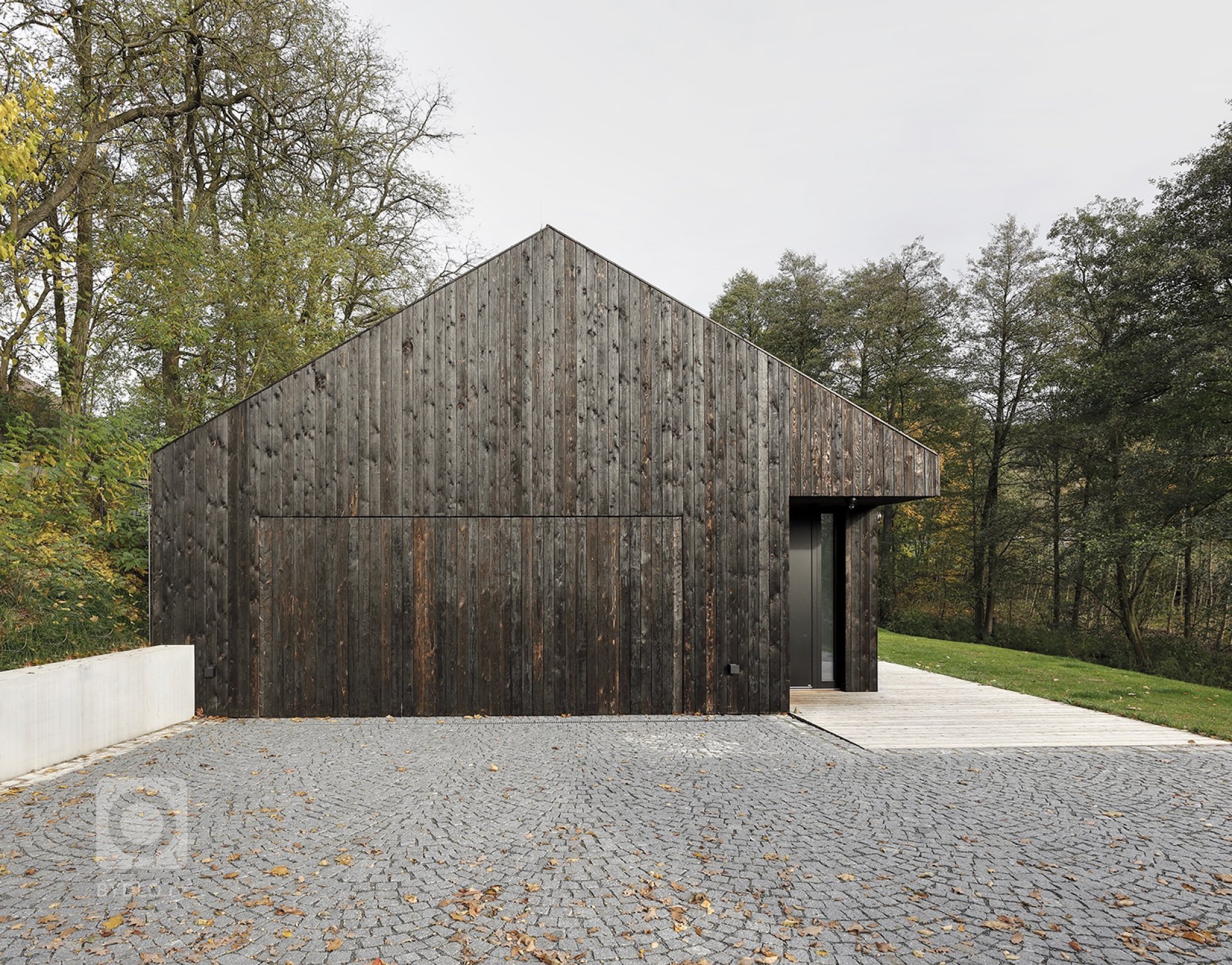 Dům v Neveklově pracuje se základním, archetypálním tvaroslovím rodinného domu se sedlovou střechou. Kompozičně jde o dvě budovy se stejným sklonem střechy a…