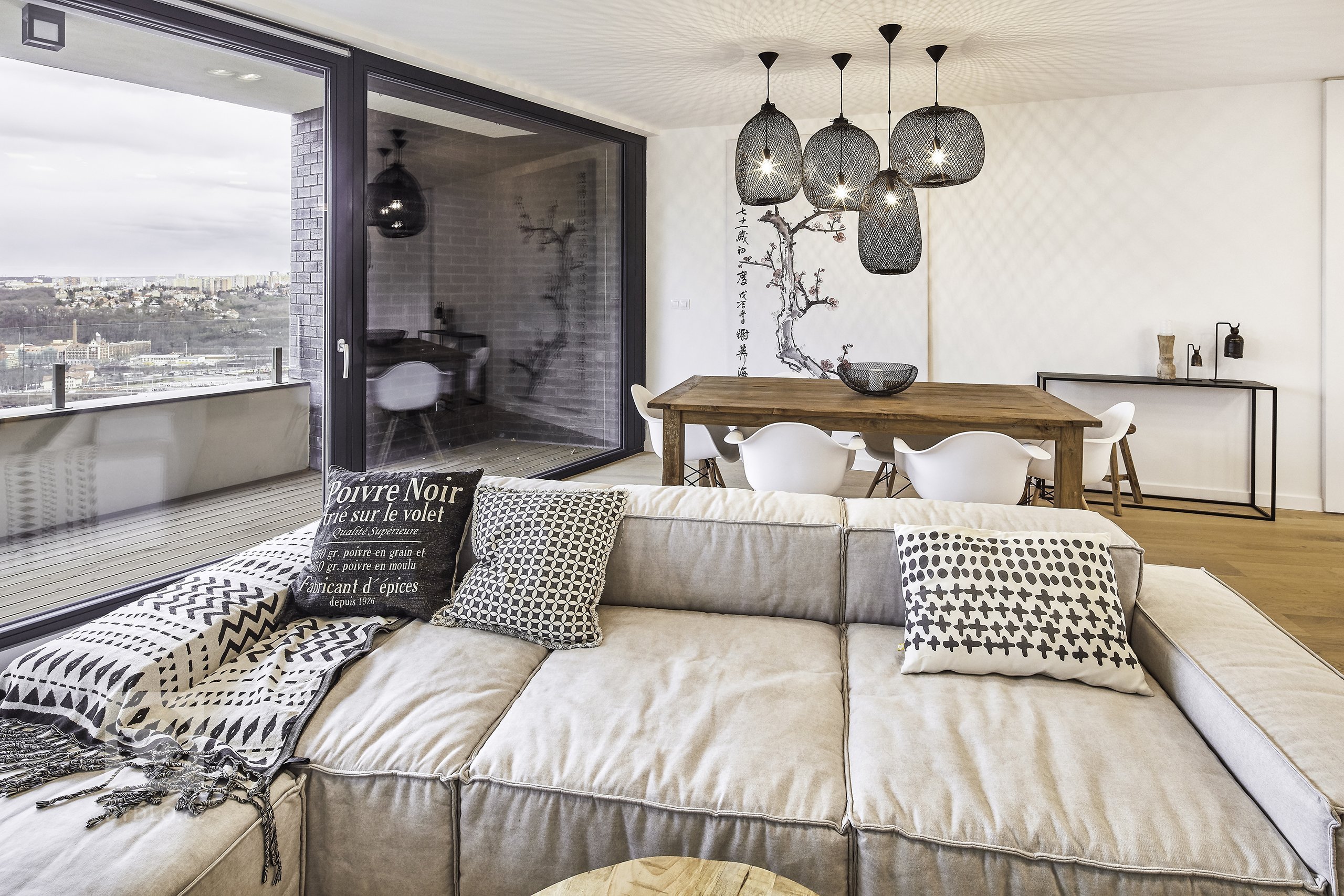 Byt v Barrandovských zahradách

Tentokrát šlo o to získat bydlení ve městě, co nejlepší možné místo. Takový byt, útočiště když chcete být chvilku sami nebo…