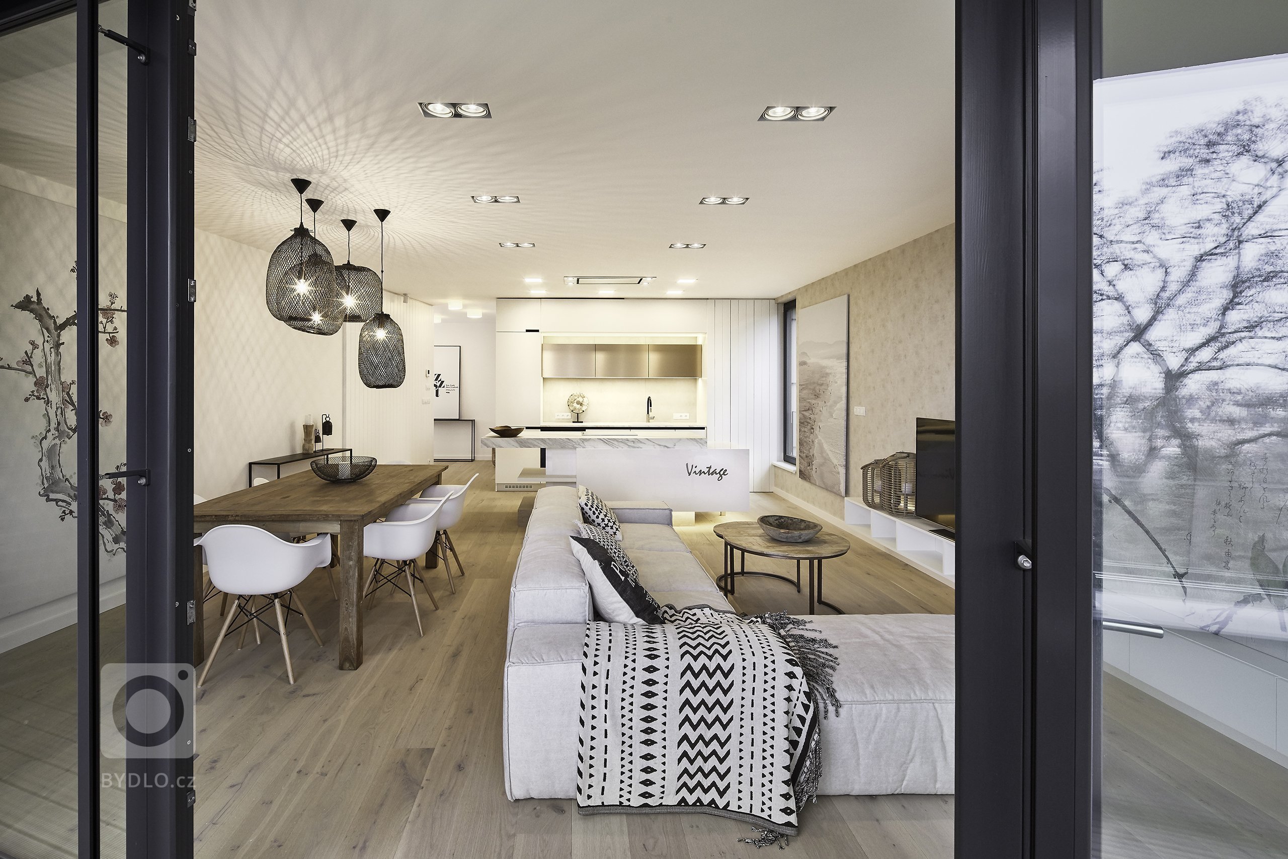 Byt v Barrandovských zahradách

Tentokrát šlo o to získat bydlení ve městě, co nejlepší možné místo. Takový byt, útočiště když chcete být chvilku sami nebo…