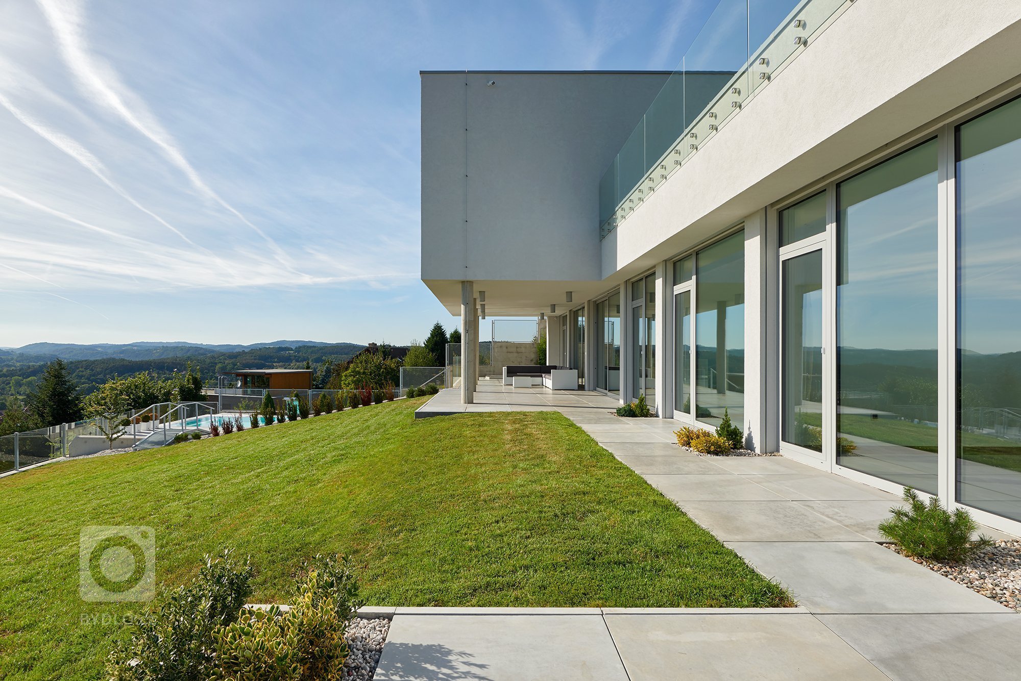 Jedná se o&nbsp;dvoupodlažní dům ve strmém svahu. Přístup do domu je z&nbsp;ulice ze severní části. Celé spodní podlaží je z&nbsp;pohledu ulice skryto pod…