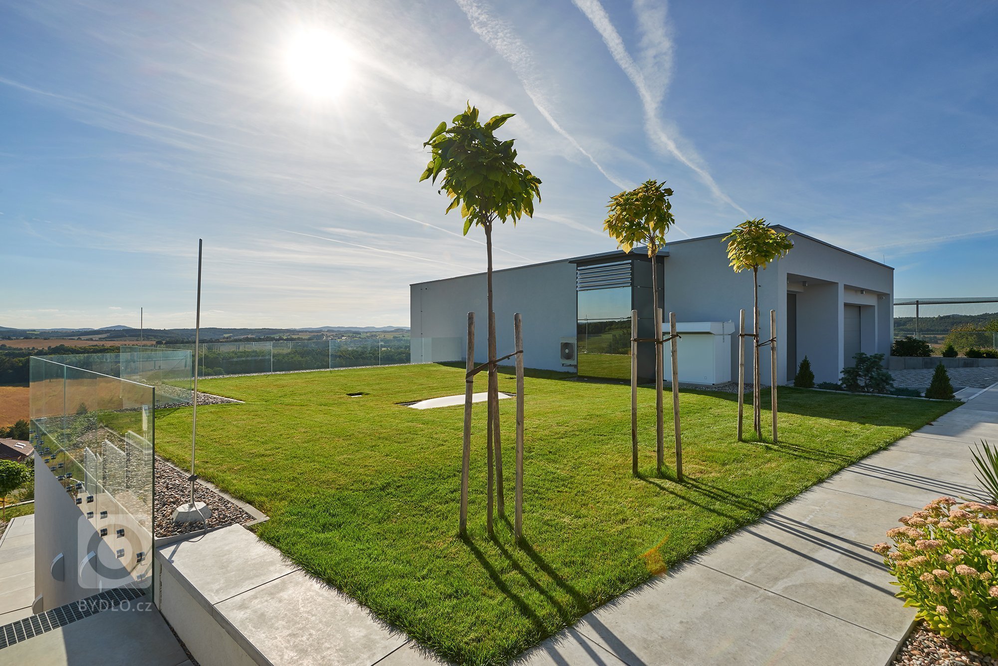 Jedná se o&nbsp;dvoupodlažní dům ve strmém svahu. Přístup do domu je z&nbsp;ulice ze severní části. Celé spodní podlaží je z&nbsp;pohledu ulice skryto pod…