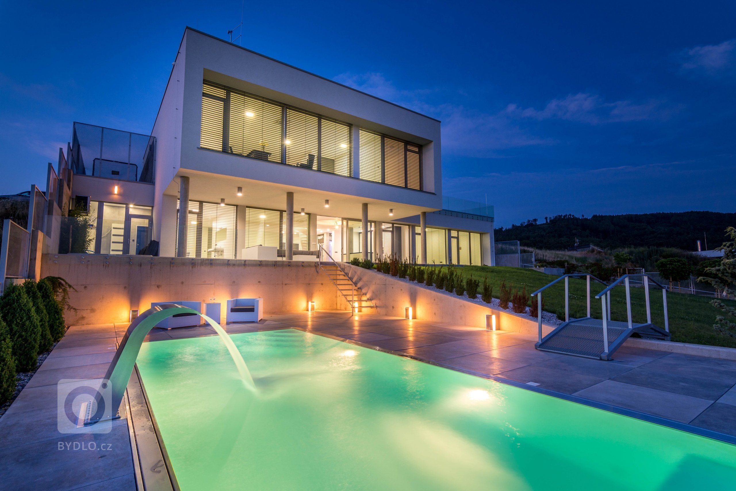 Jedná se o&nbsp;dvoupodlažní dům ve strmém svahu. Přístup do domu je z&nbsp;ulice ze severní části. Celé spodní podlaží je z&nbsp;pohledu ulice skryto pod…