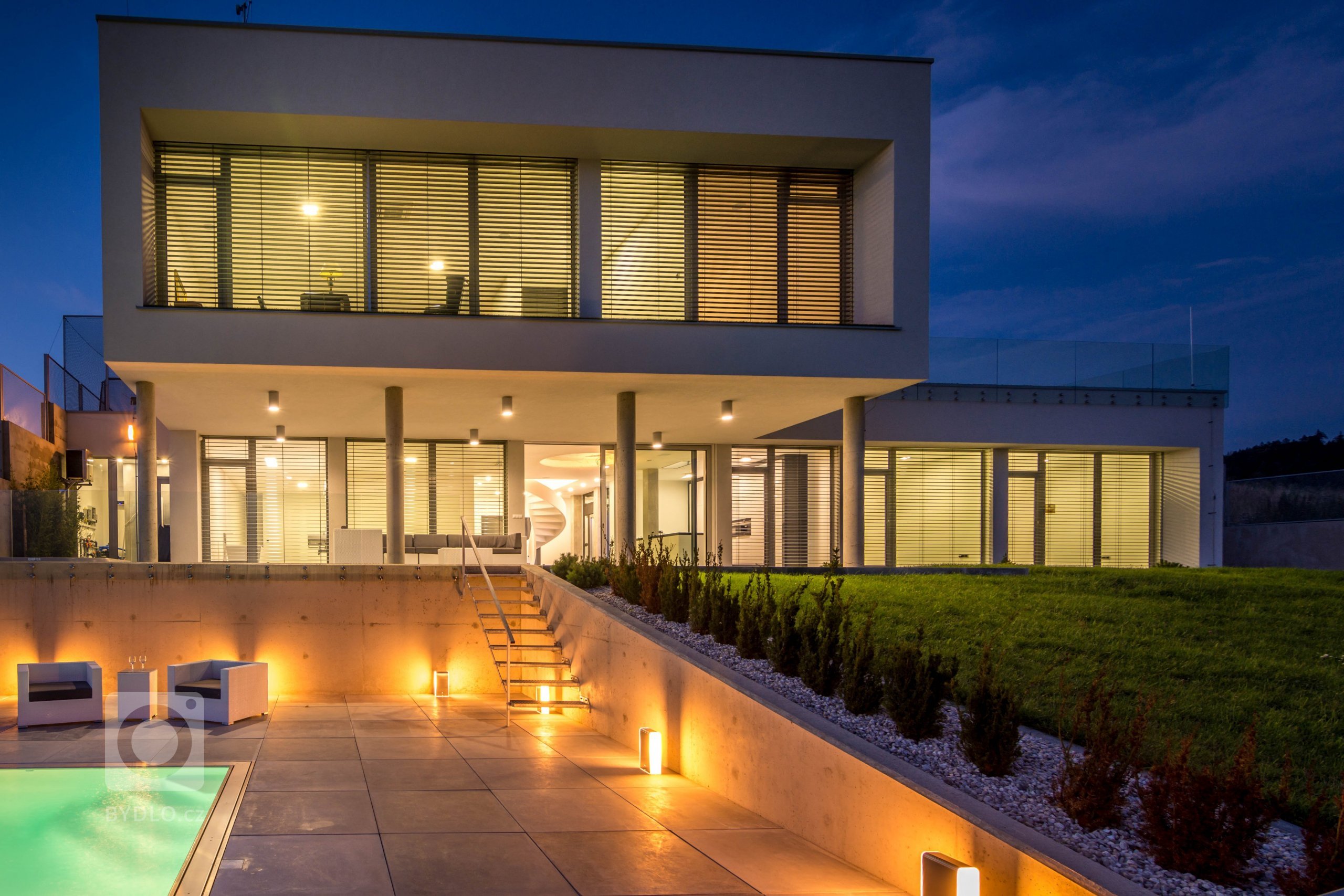 Jedná se o&nbsp;dvoupodlažní dům ve strmém svahu. Přístup do domu je z&nbsp;ulice ze severní části. Celé spodní podlaží je z&nbsp;pohledu ulice skryto pod…