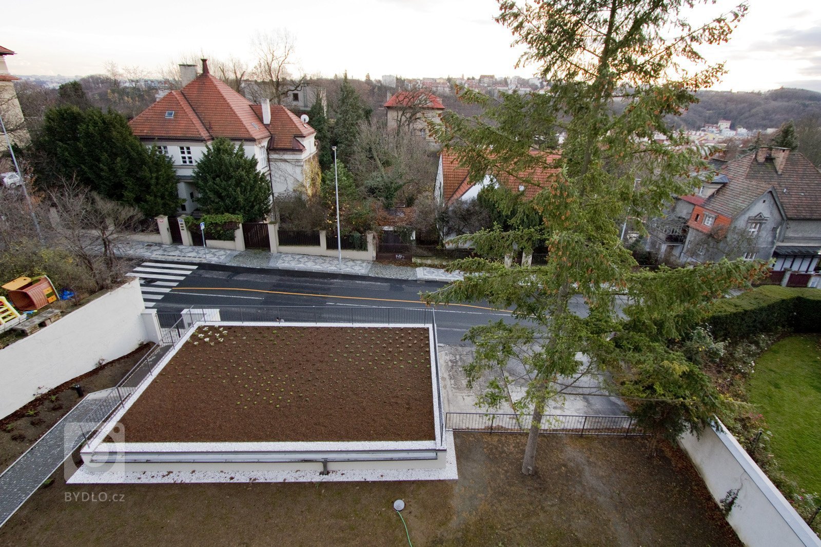 PŮVODNÍ STAV
Jedná se o&nbsp;nájemní vilu z&nbsp;roku 1910. Vila má 3 nadzemní podlaží, jedno podzemní, které je možné díky svažitému terénu plnohodnotně…